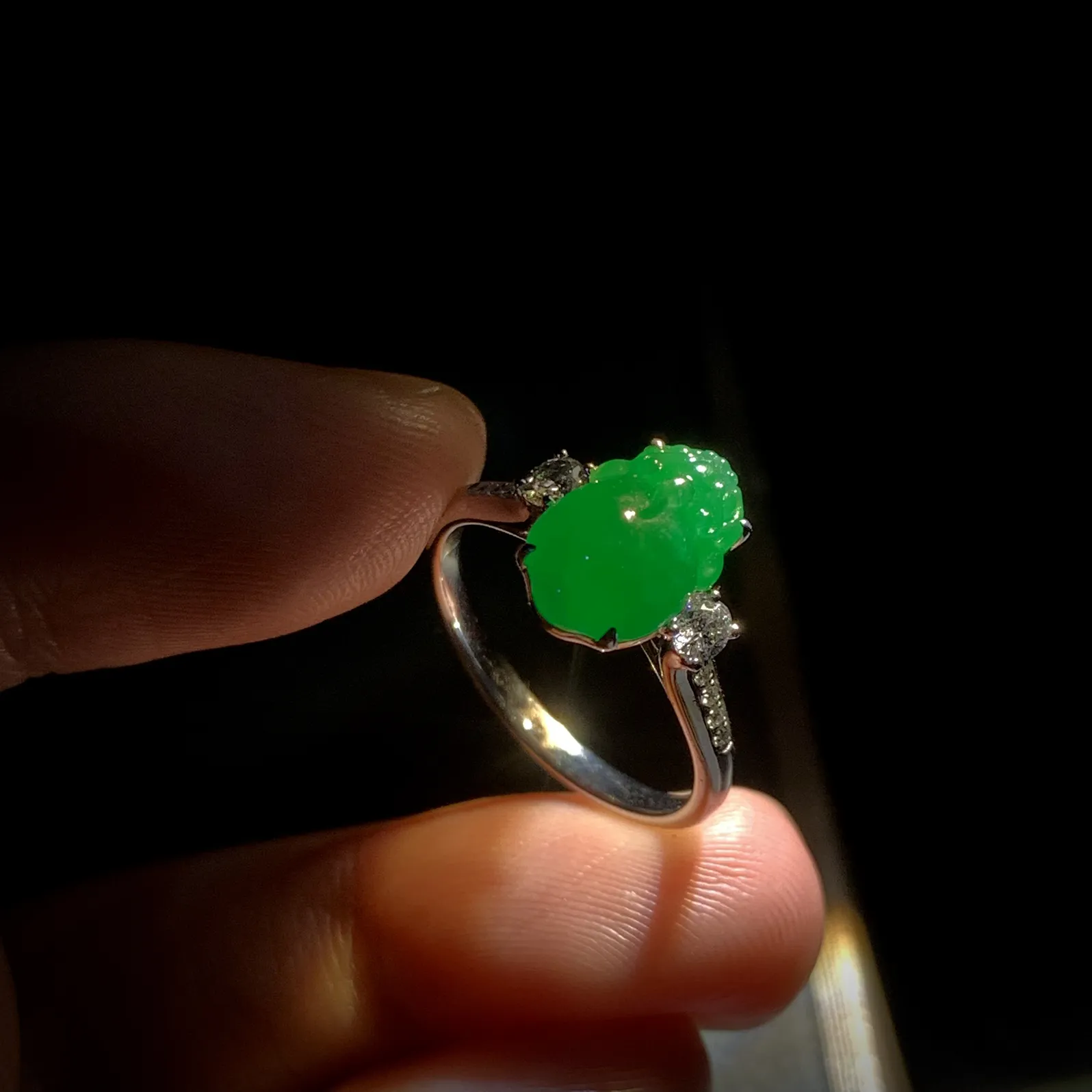 辣绿金蟾戒指，招财进宝，
裸石约10.6-7.2-4.2mm，13#，
18K金，南非钻，