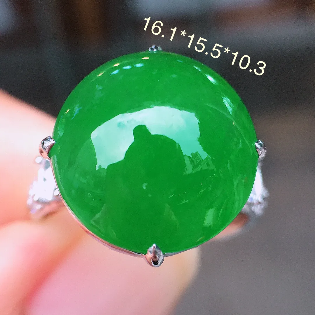 阳绿蛋面戒指，色泽均匀艳丽，玉质细腻，荧光感超
强，饱满圆润，尽显优雅气质，18k
金豪华镶嵌