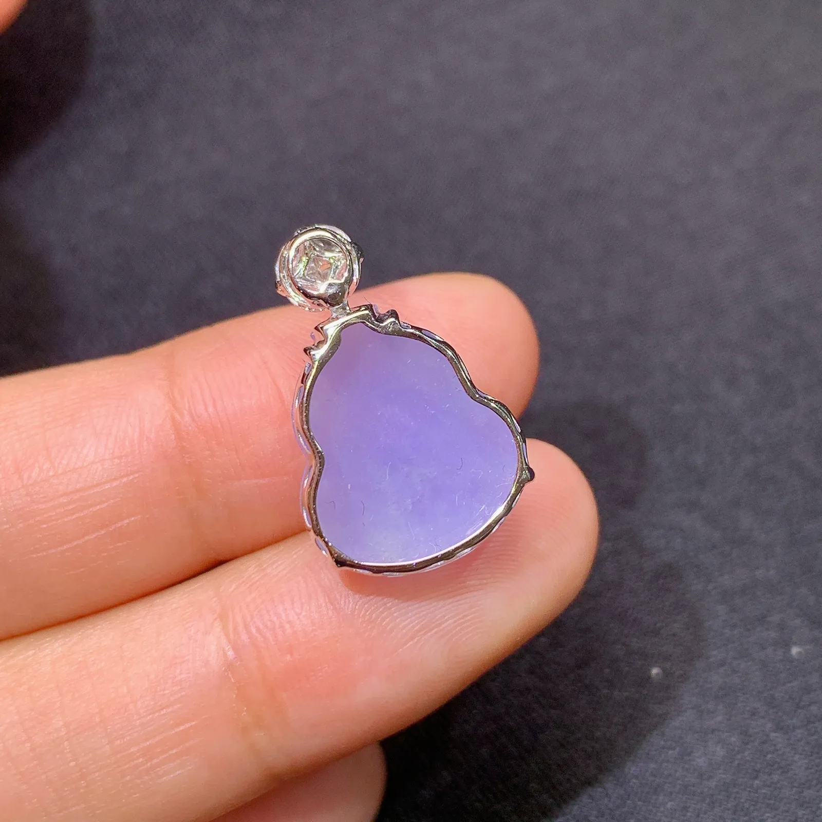 紫罗兰葫芦吊坠，18k金镶嵌，温润细腻，颜色鲜艳  尺寸20.8*13.1*7.7