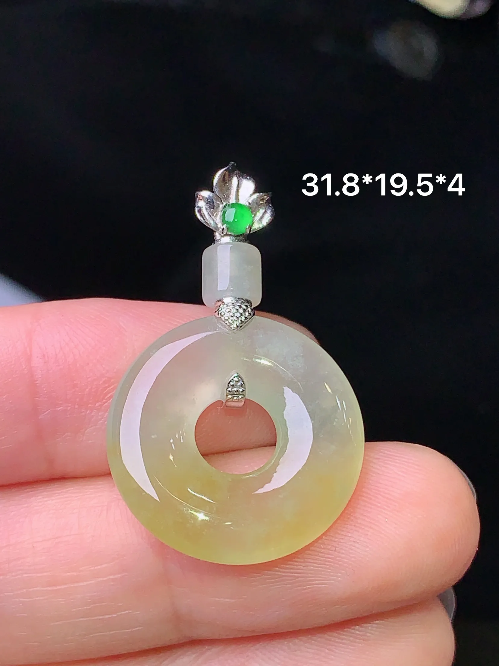 18k金钻镶嵌飘黄翡平安环吊坠 玉质细腻 水润亮眼 色泽艳丽 整体尺寸31.8*19.5*4