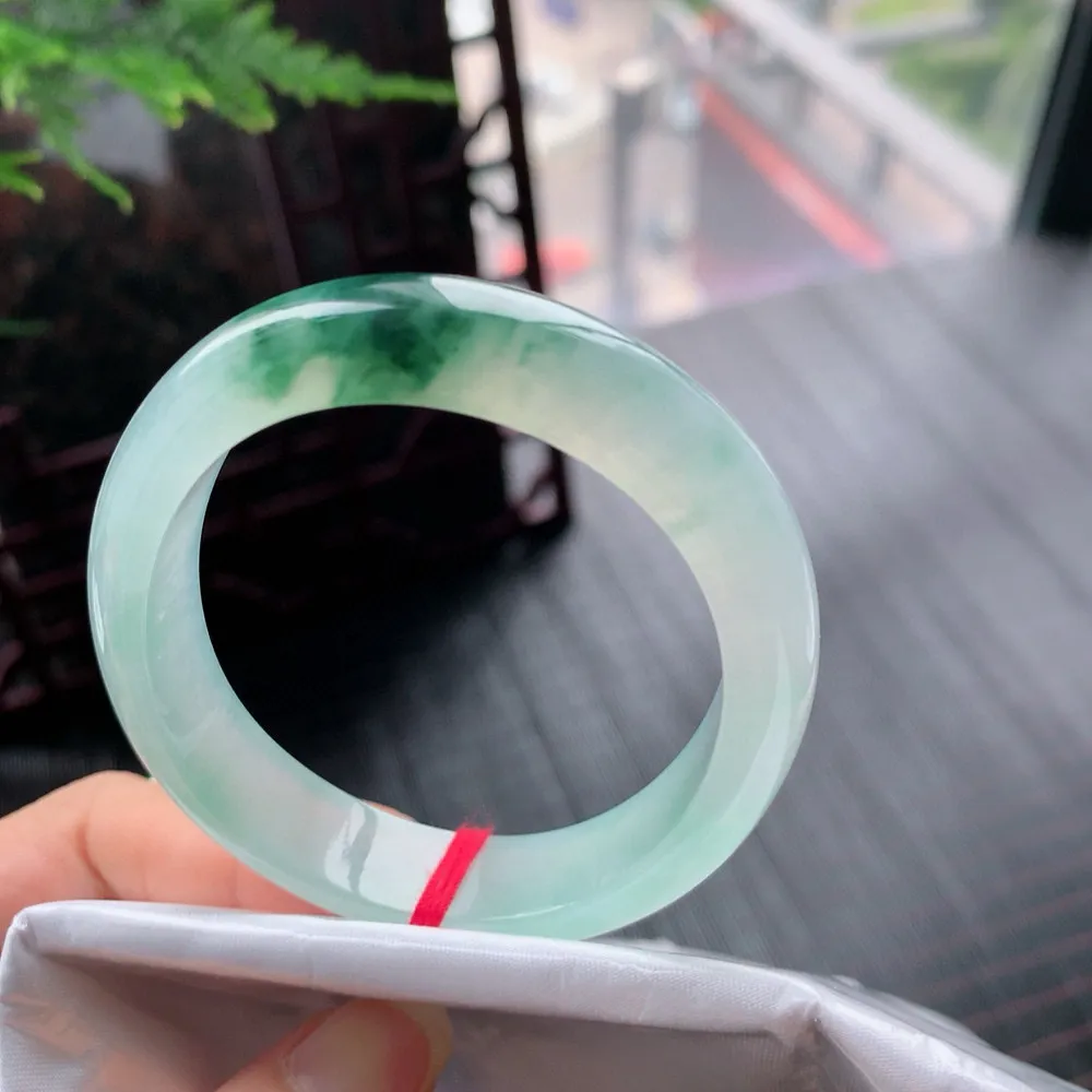 贵妃高冰飘花 无瑕 尺寸:56.1/49.1/11.9/7.4  花美 种水好