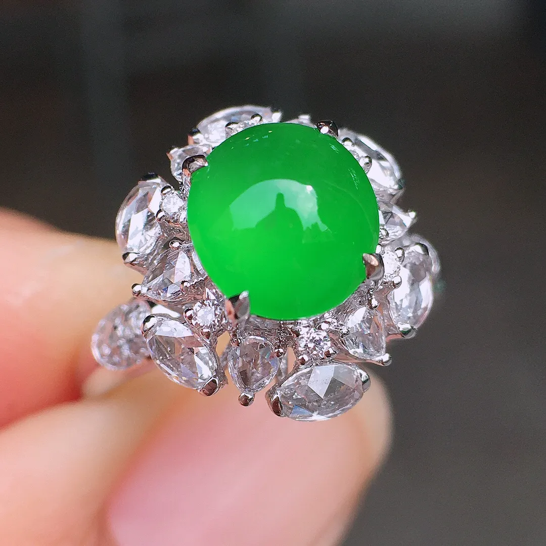 阳绿蛋面戒指，色泽均匀艳丽，玉质细腻，荧光感超
强，饱满圆润，尽显优雅气质，18k
金豪华镶嵌