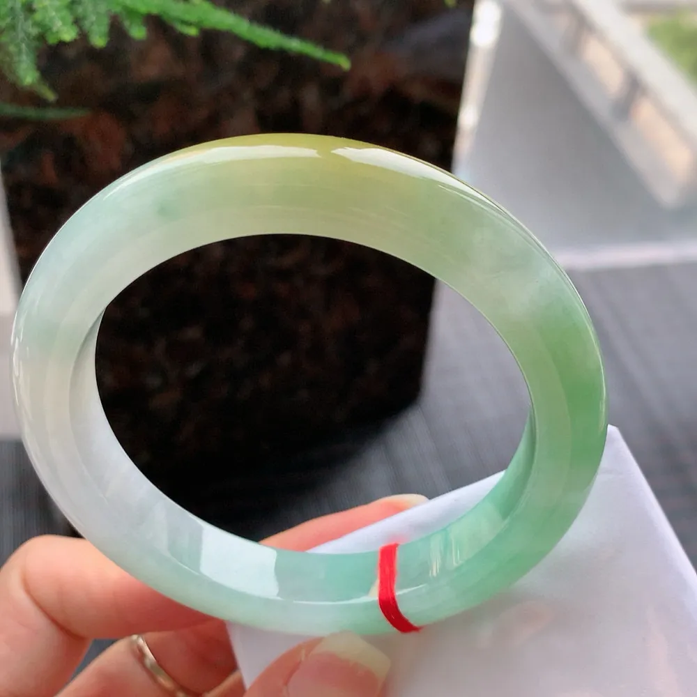 正圈冰黄加绿 无瑕 尺寸:63.1/12.6/9.9 种色兼备 大圈口