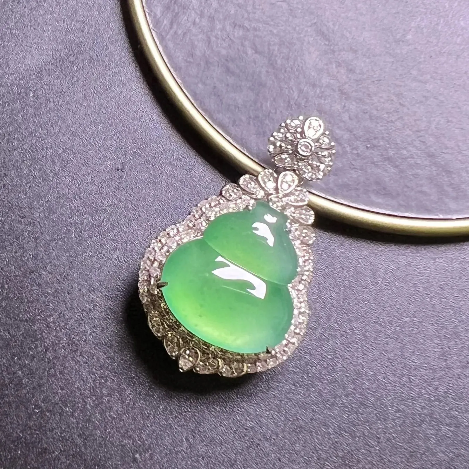 满绿葫芦种好色阳，整体尺寸30.7*18.5*10.8 裸石尺寸15.5*14*3.5