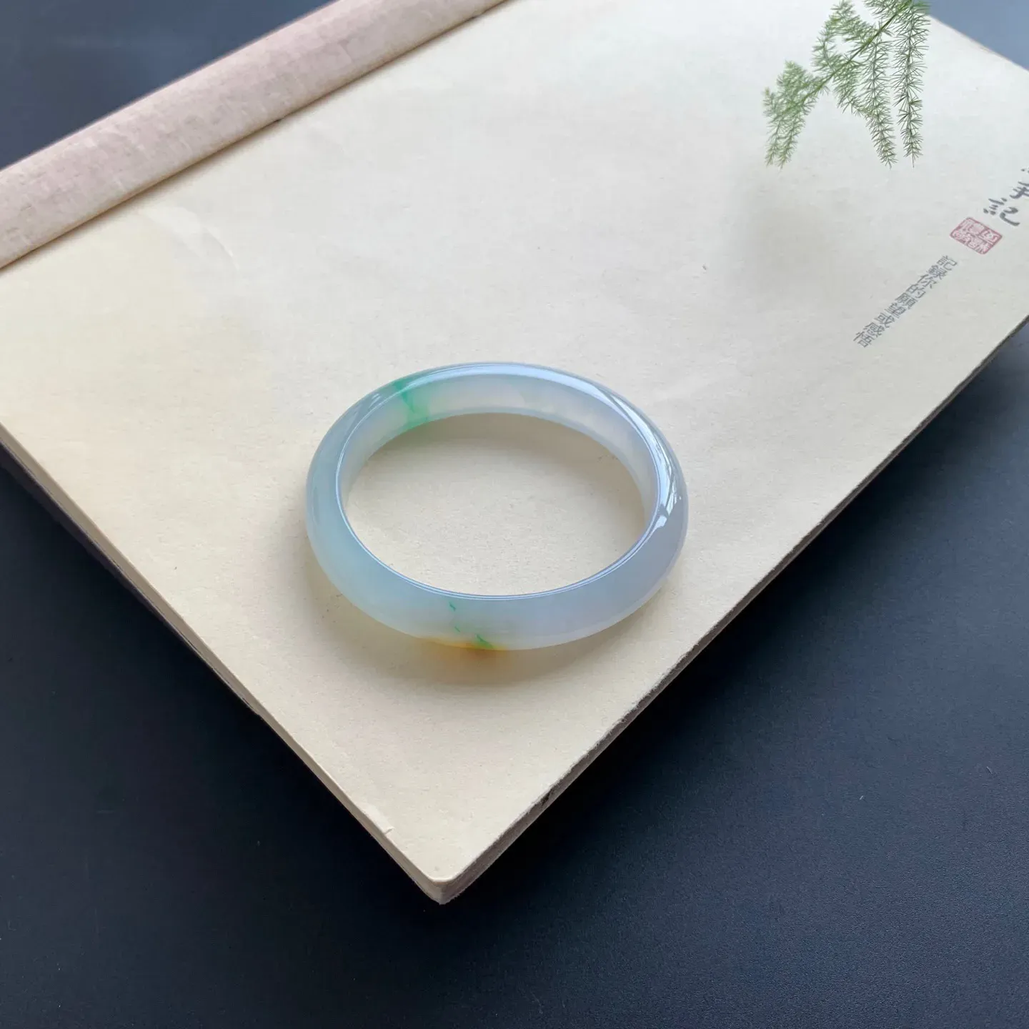 54.8圈口冰飘绿贵妃手镯 尺寸：54.8-47-10.8-7，水润起胶，色泽靓丽