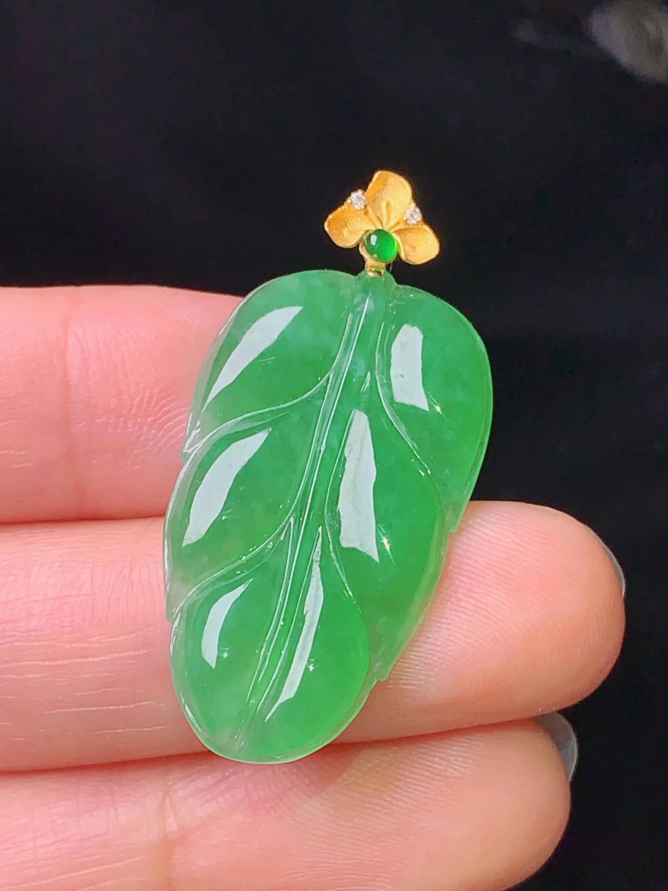 18k金镶嵌翠绿树叶吊坠 玉质细腻 水润亮眼 色泽艳丽 整体尺寸36.7*17.3*4