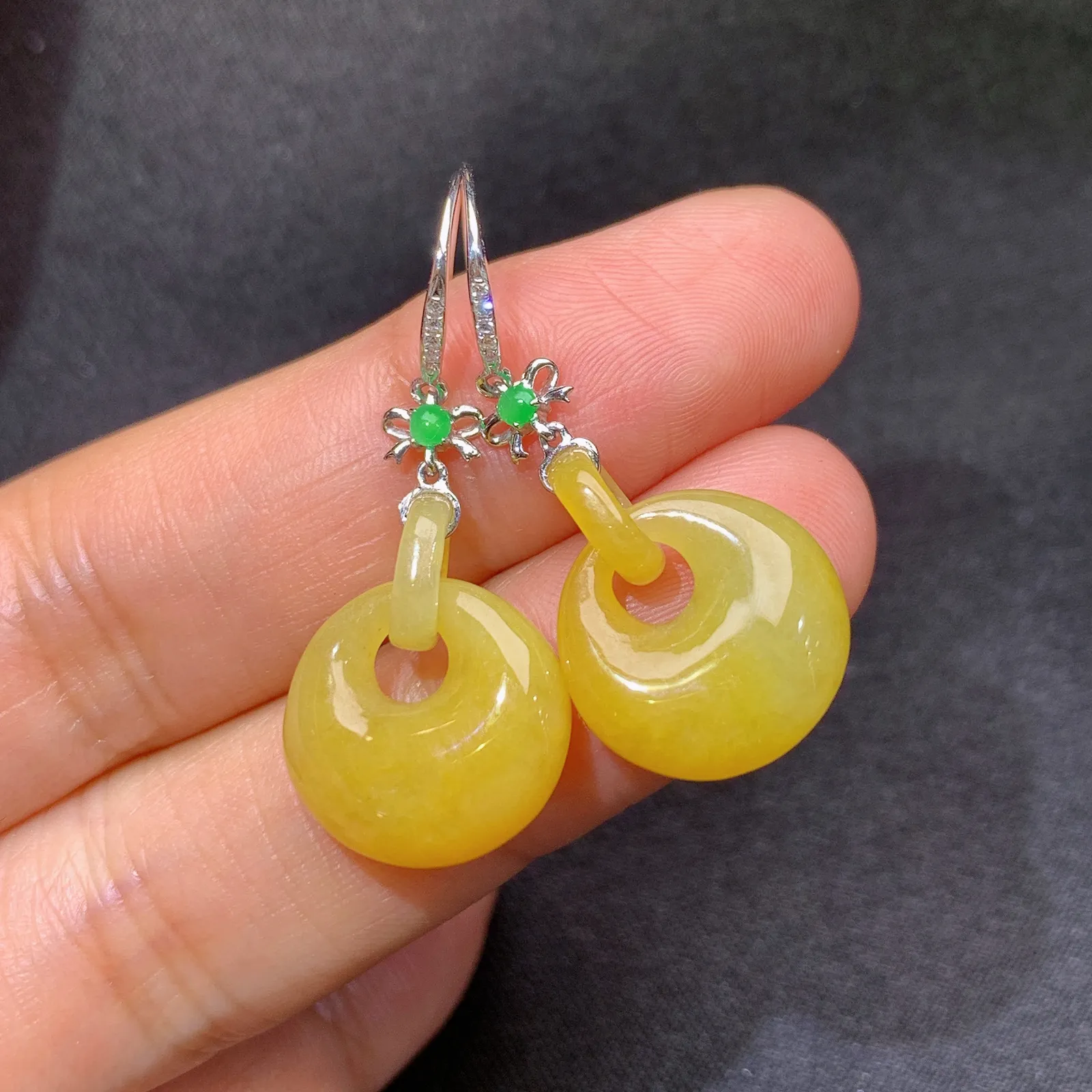 黄翡环环相扣耳坠，18k金镶嵌，简约时尚，冰透水润，颜色鲜亮 尺寸13.8*13.3*5.6