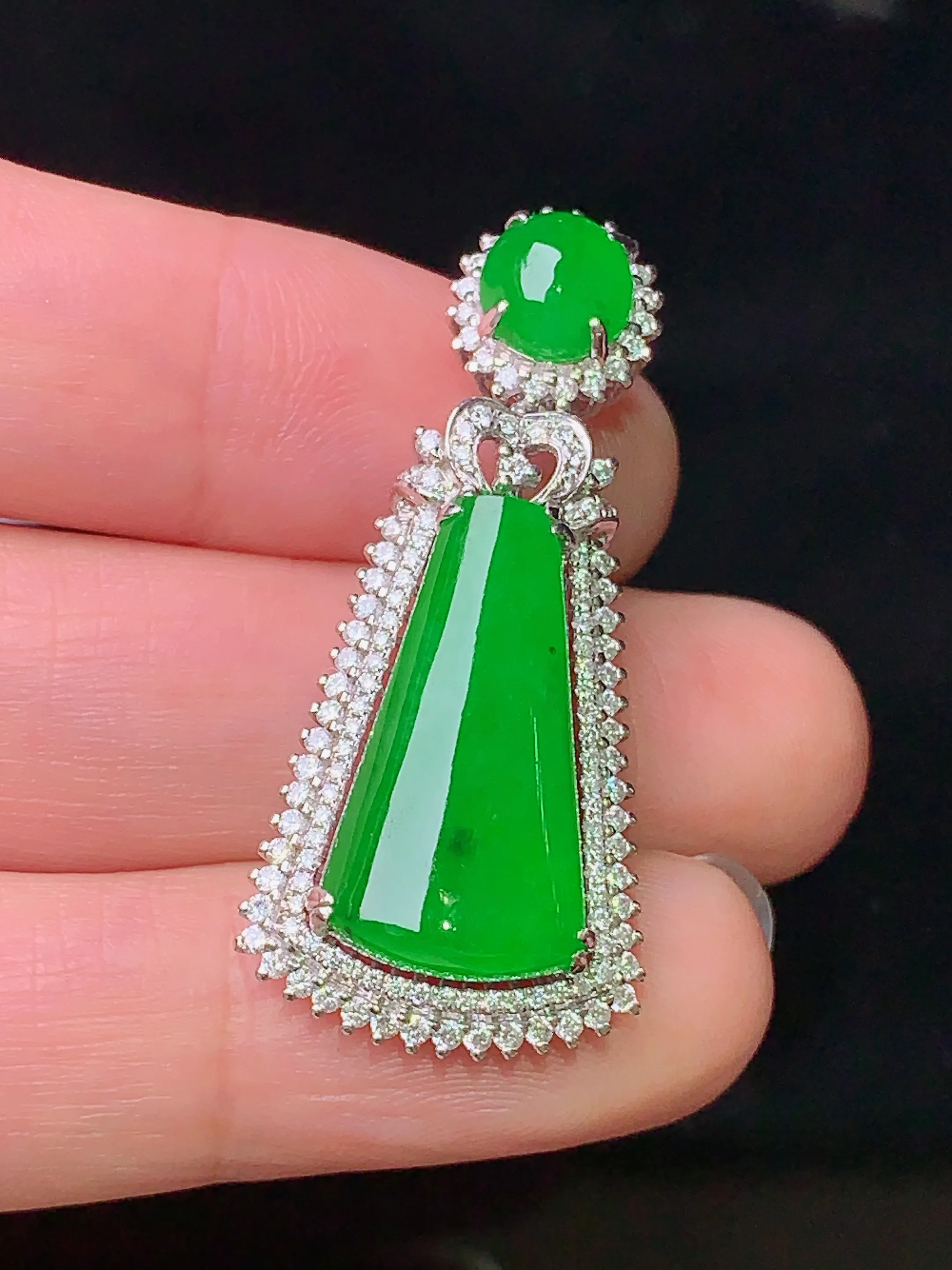 18k金钻镶嵌满绿玉柱吊坠 玉质细腻 水润亮眼 色泽艳丽 整体尺寸37*16.8*8.3