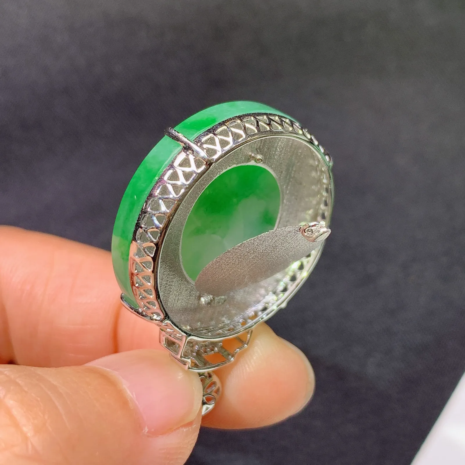 飘绿圆牌吊坠，18k金镶嵌，冰润色阳，玉质细腻，种水足 尺寸33.7*24.3*6