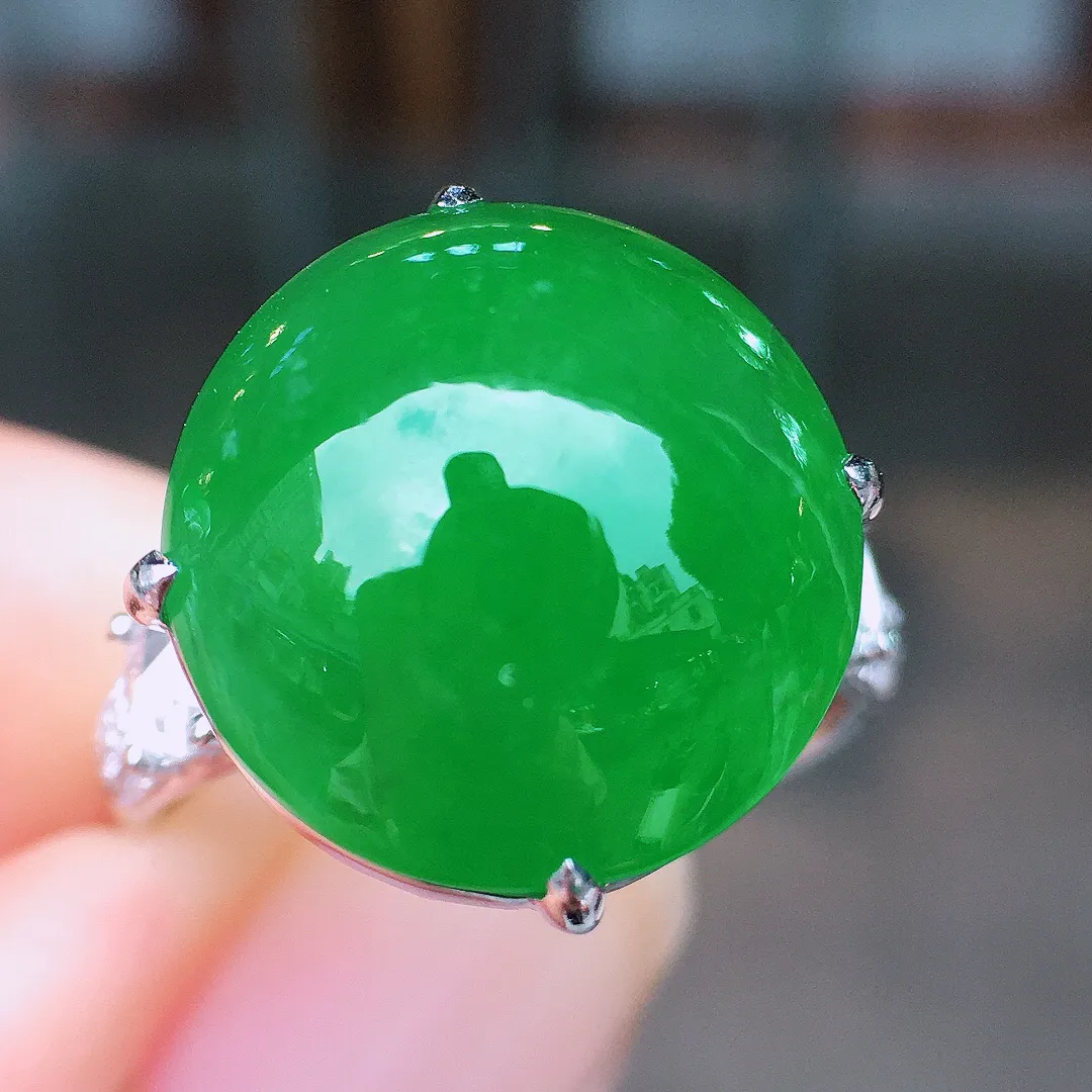 阳绿蛋面戒指，色泽均匀艳丽，玉质细腻，荧光感超
强，饱满圆润，尽显优雅气质，18k
金豪华镶嵌