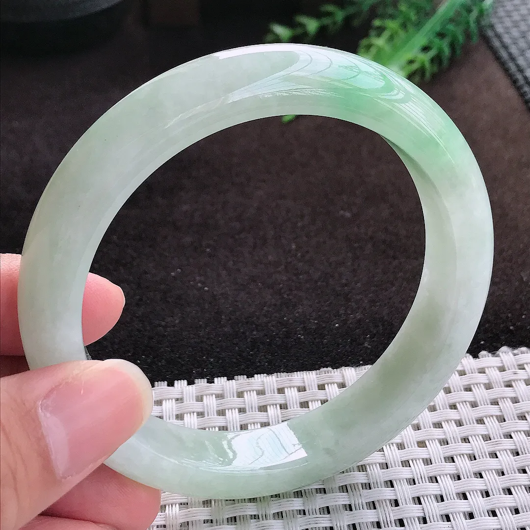 自然光62/13/9.2大圈口老坑秀气温润飘绿手镯宽边翡翠玉镯手环