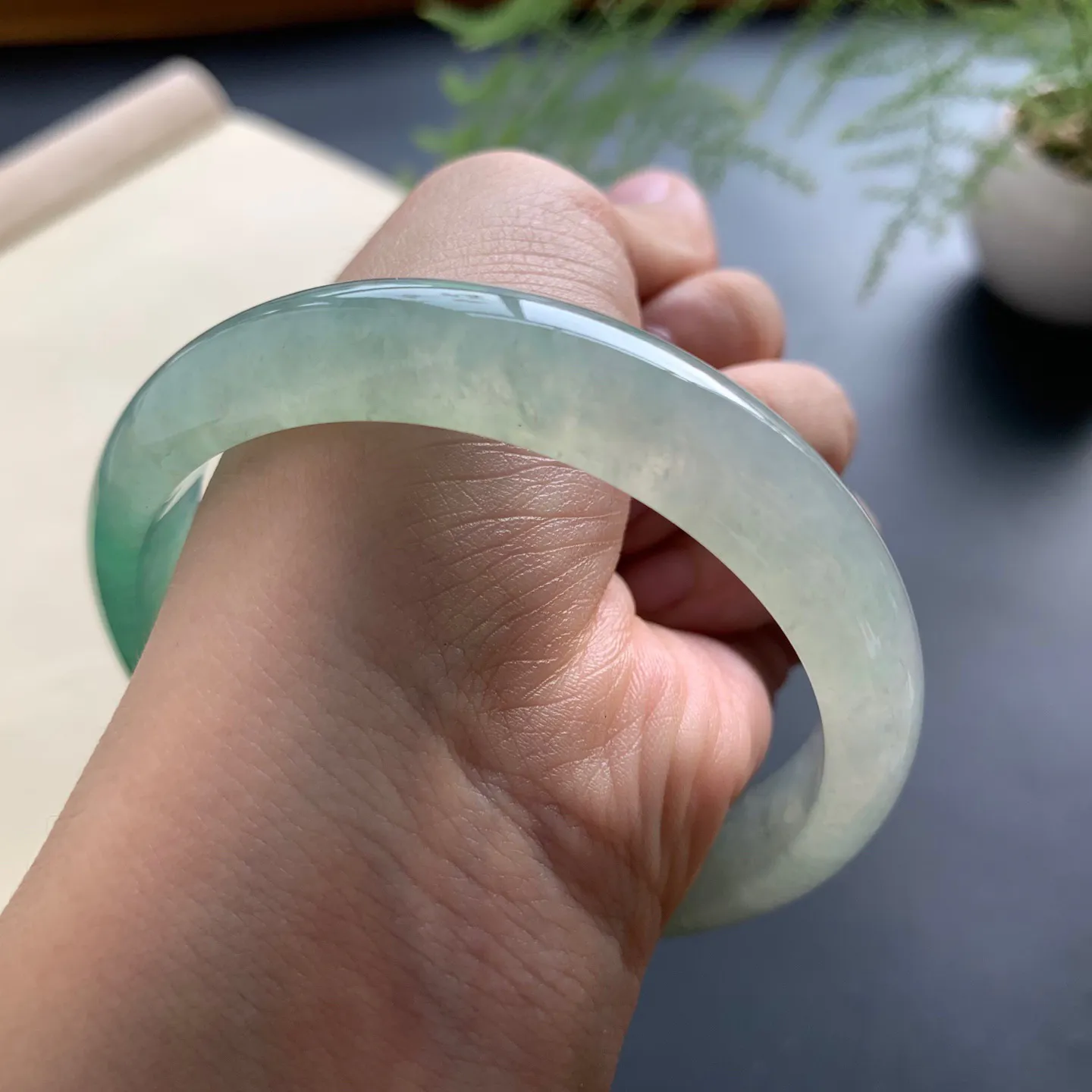 60圈口冰种飘绿正圈手镯 尺寸：60.3-13-7.3，无纹裂，水润透亮，胶感十足