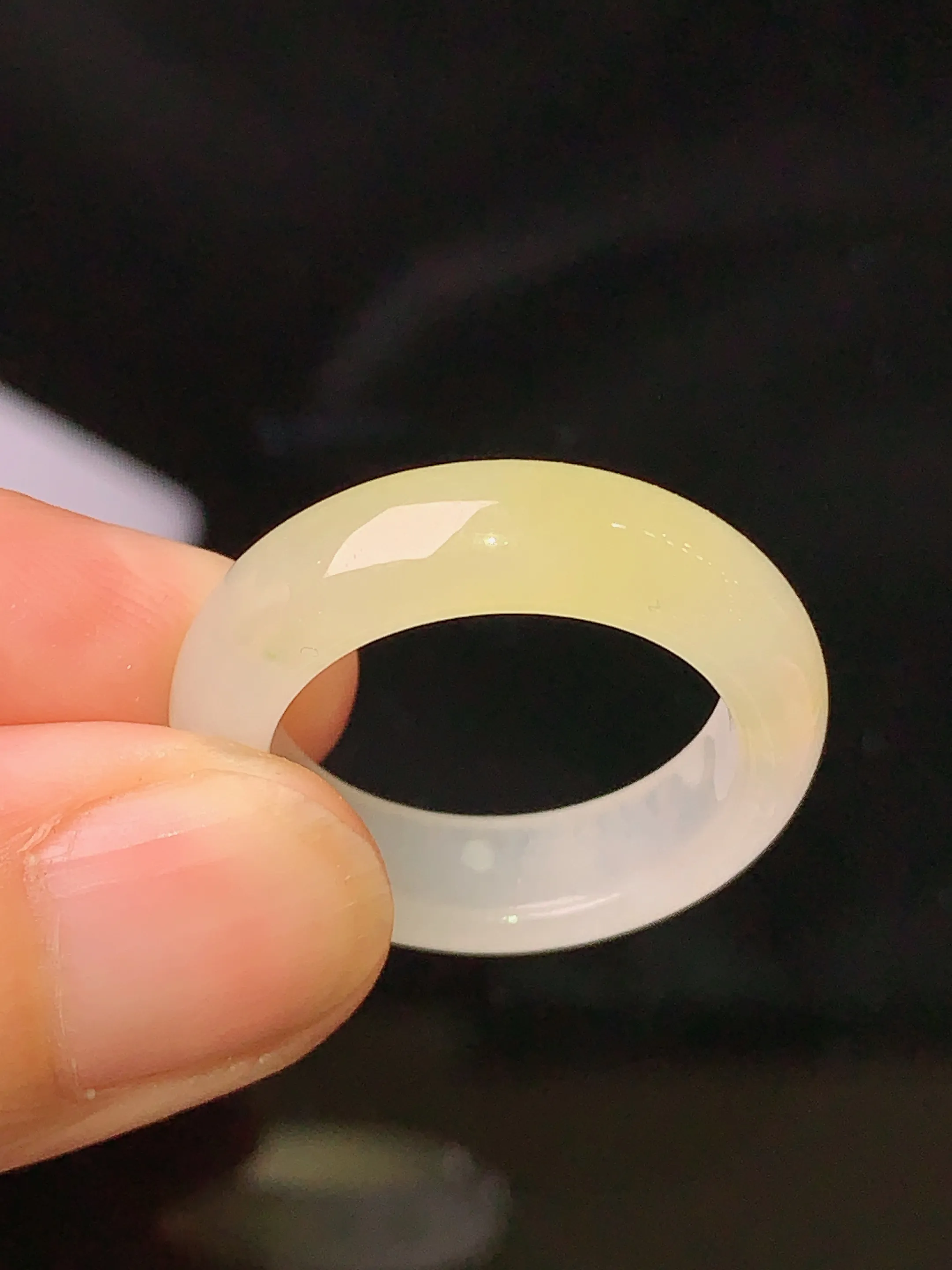 飘黄翡指环 玉质细腻 水润亮眼 色泽艳丽 圈口14.5 整体尺寸24.5*5.9*3.8