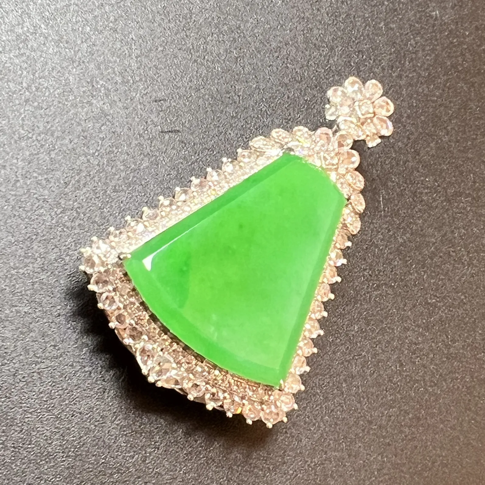 满绿方牌色阳、厚装，整体尺寸40.5*25.9*12.5 裸石尺寸22.5*20*2.5