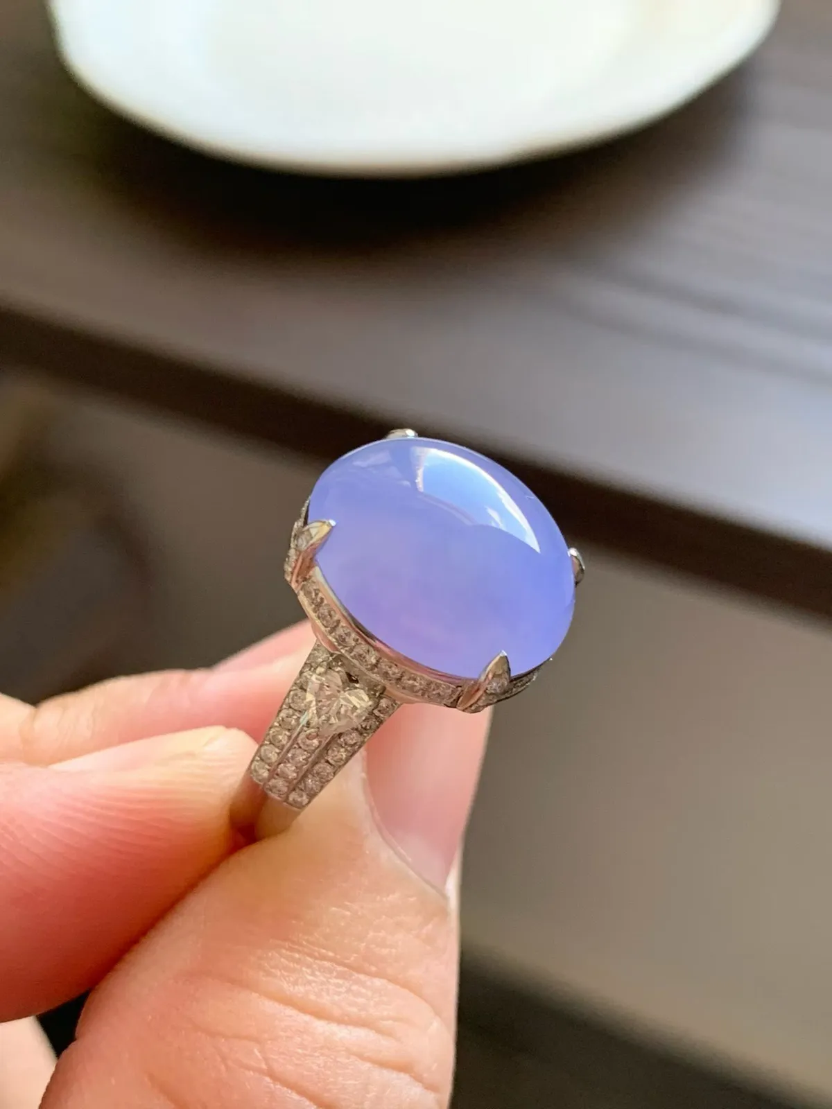 美艳紫罗兰戒指
裸石14.5*13.5*7.5 戒圈13.5
18k金钻石镶嵌