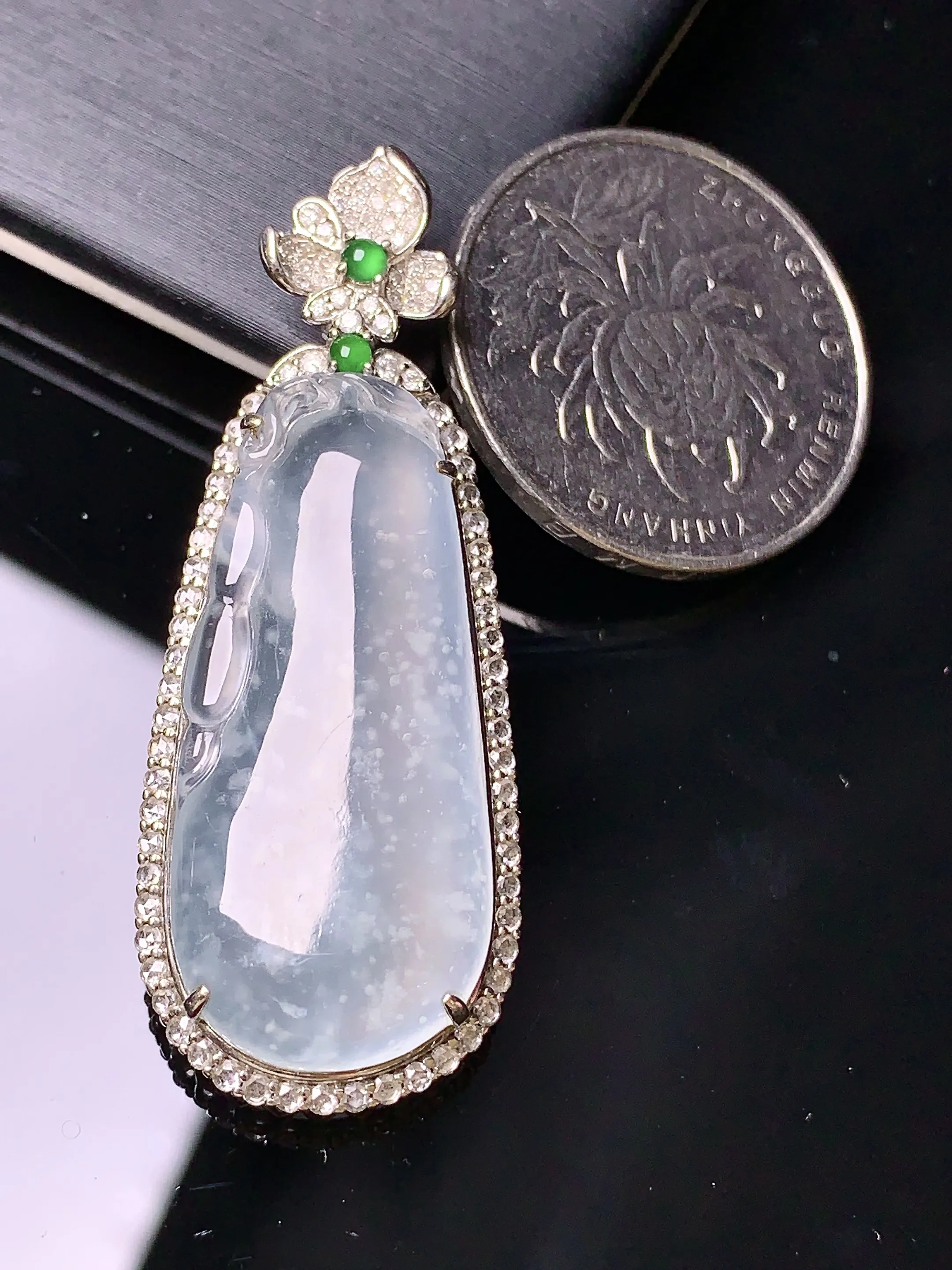 18k金钻镶嵌冰种木那料雪花棉福瓜吊坠 玉质细腻 水润亮眼 色泽艳丽 整体尺寸47*18*8.2