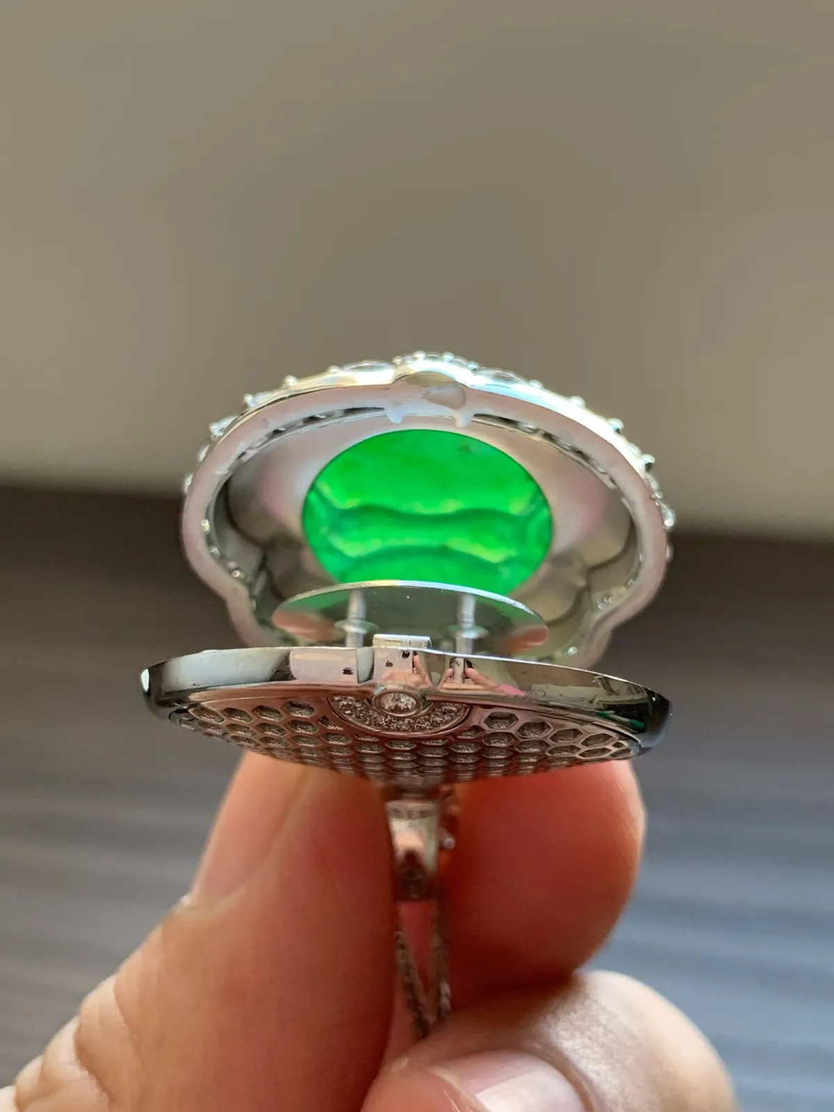 满绿佛公
裸石21.5*26*3.5 整体尺寸35.5*29.5*12
18k金钻石镶嵌