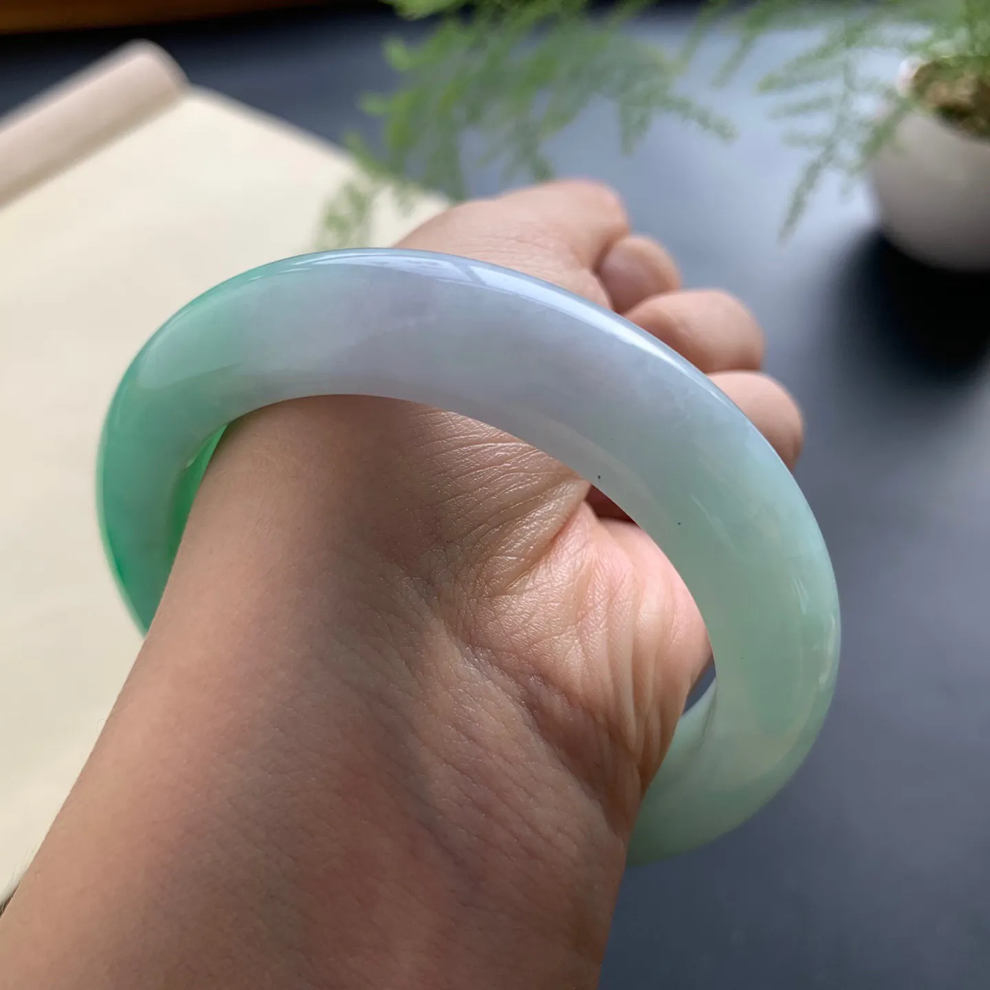 55圈口飘绿正圈手镯 尺寸：55-12.2-9.8，无纹裂，色泽靓丽，优美迷人