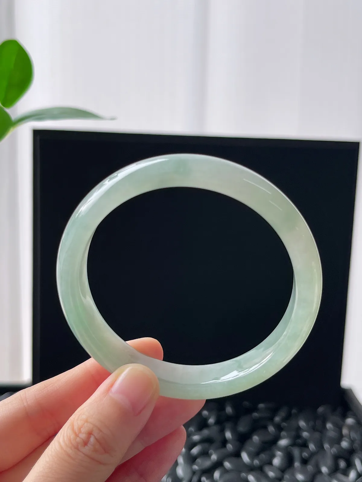 正圈57.8圈口，翡翠冰糯种浅绿色手镯