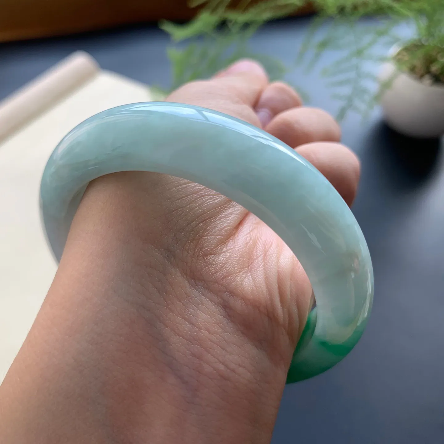 55圈口飘绿正圈手镯 尺寸：55-13.8-8.8，无纹裂，细腻光滑，版型厚装