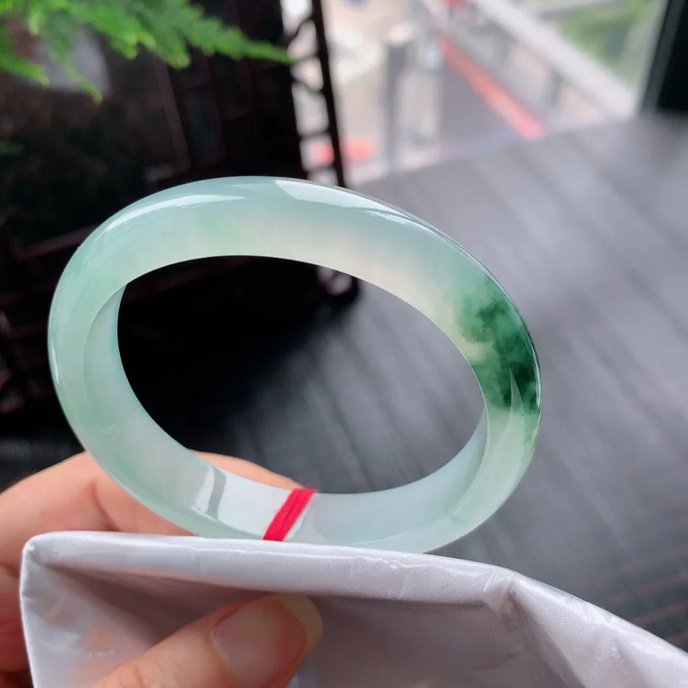 贵妃高冰飘花 无瑕 尺寸:56.1/49.1/11.9/7.4  花美 种水好