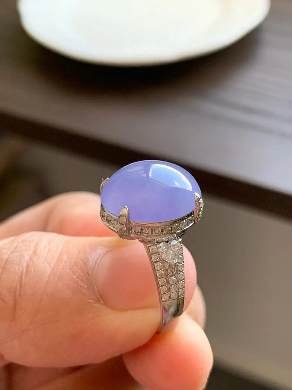 美艳紫罗兰戒指
裸石14.5*13.5*7.5 戒圈13.5
18k金钻石镶嵌