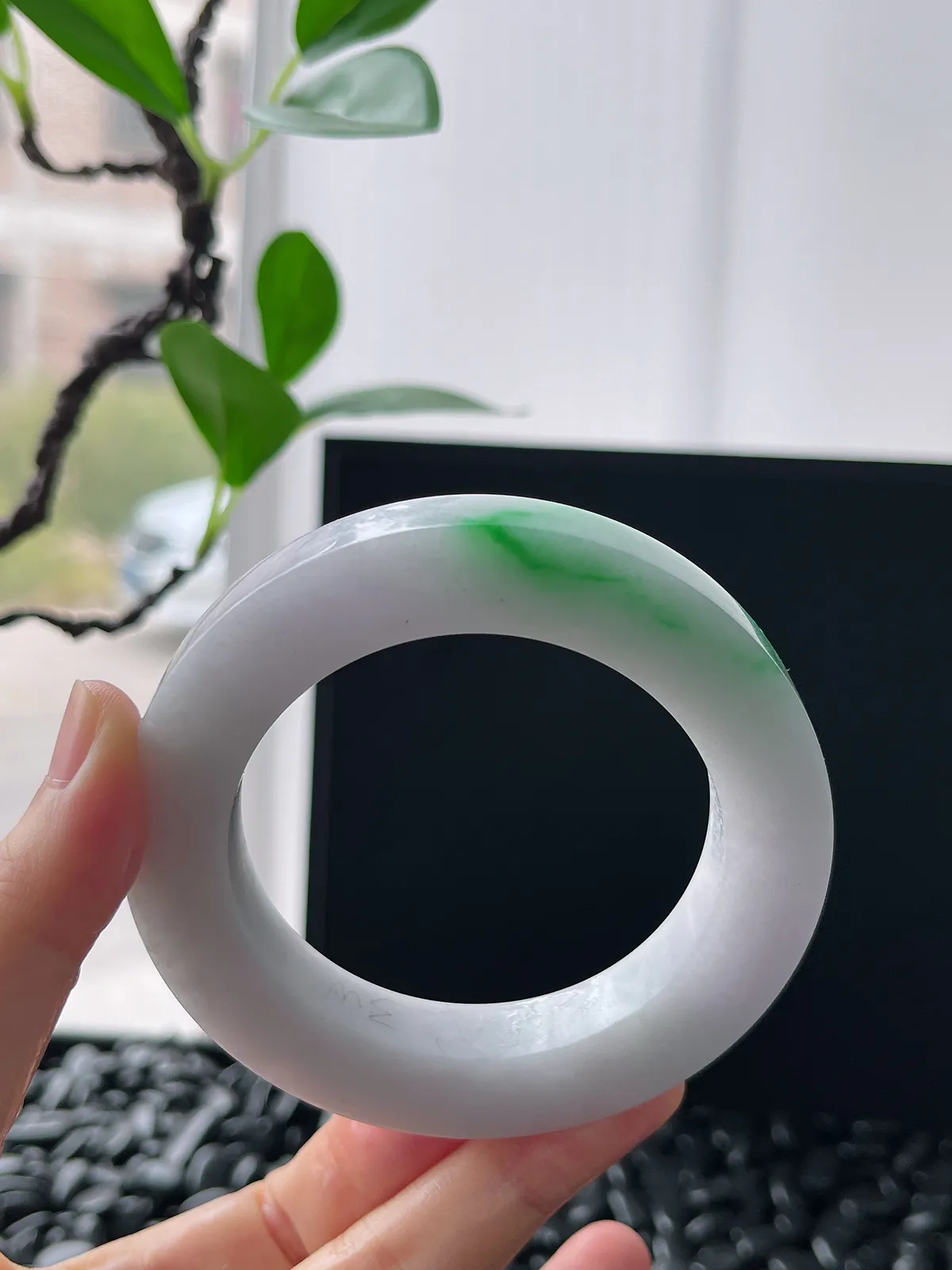 翡翠白底青镯饼，⭕️正圈最大做62，圆条最大做58；最小做54.3