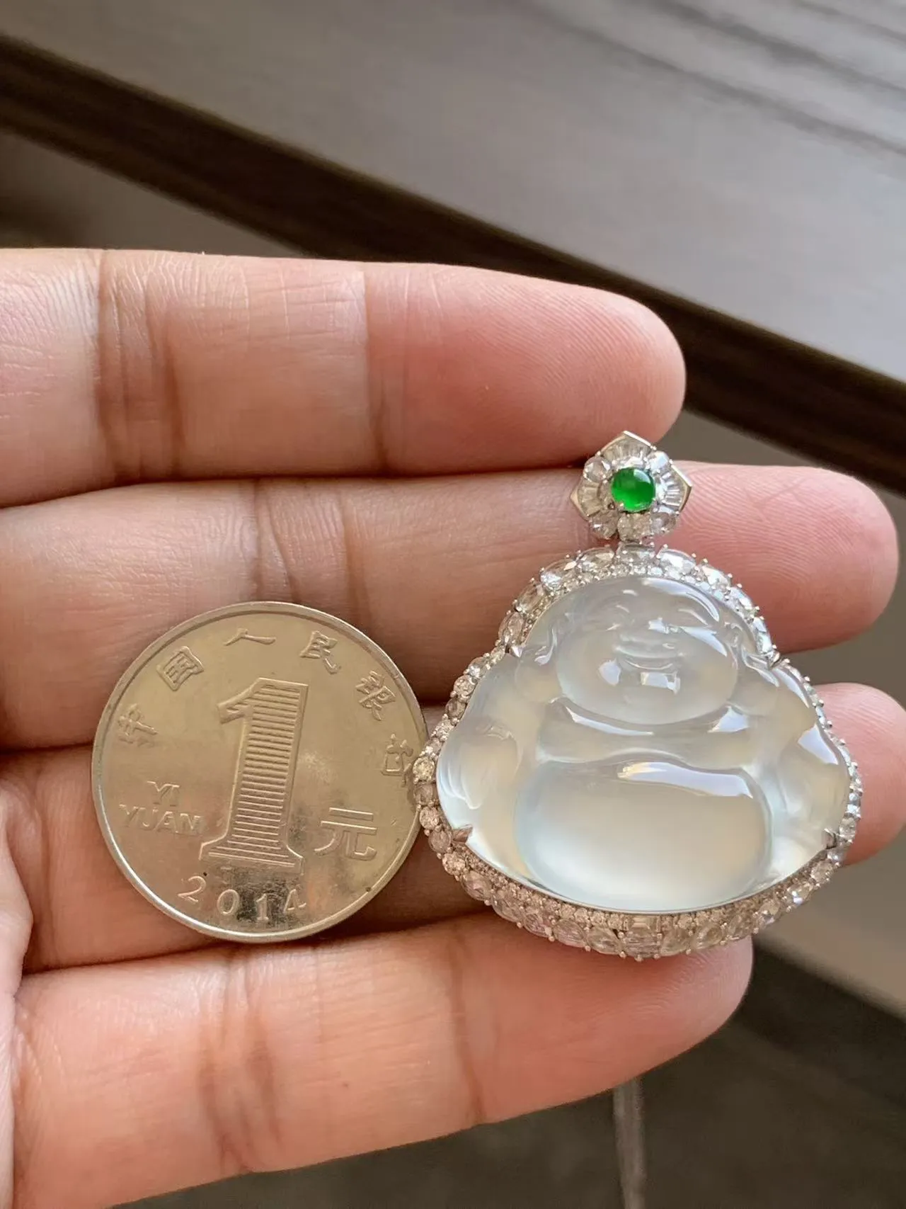 高冰种佛公
裸石24*29.5*4.5 整体尺寸38.5*32.5*12
18k金钻石镶嵌