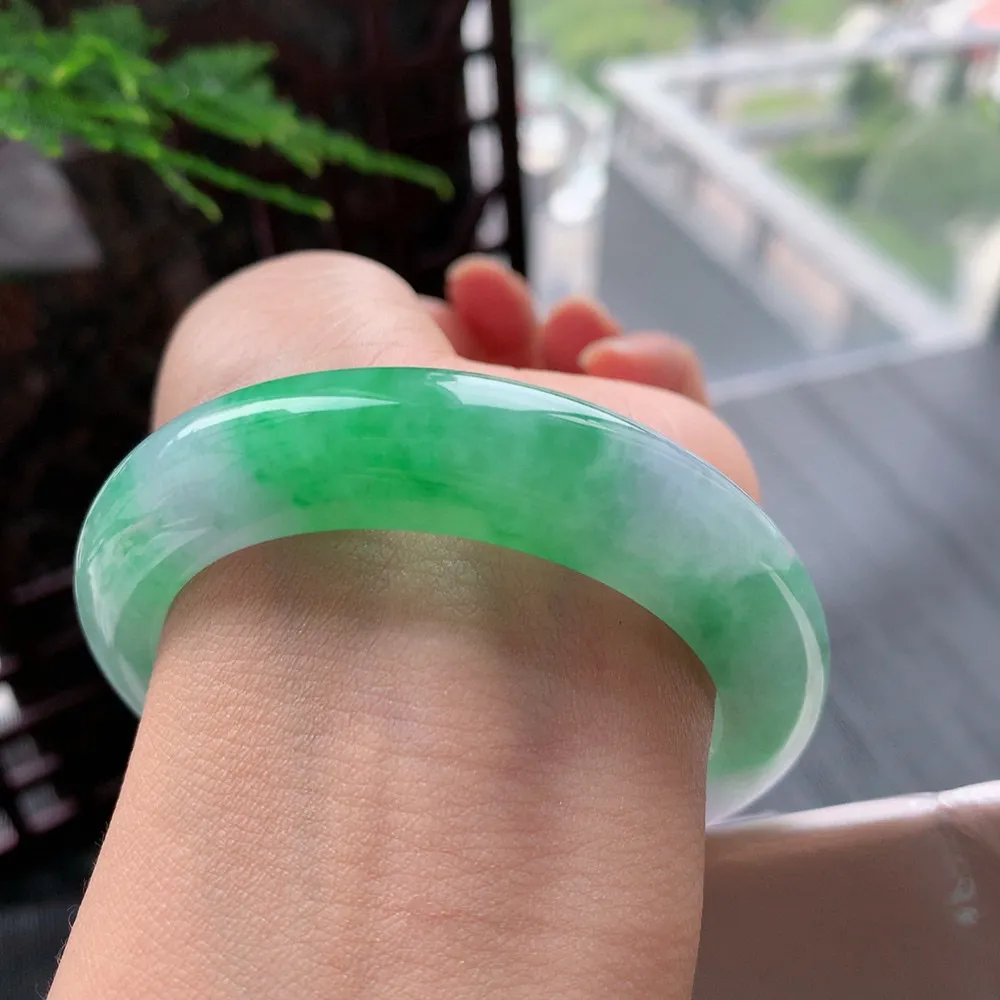 正圈冰糯阳绿 无纹裂 尺寸:53.7/12.8/9.9 色好