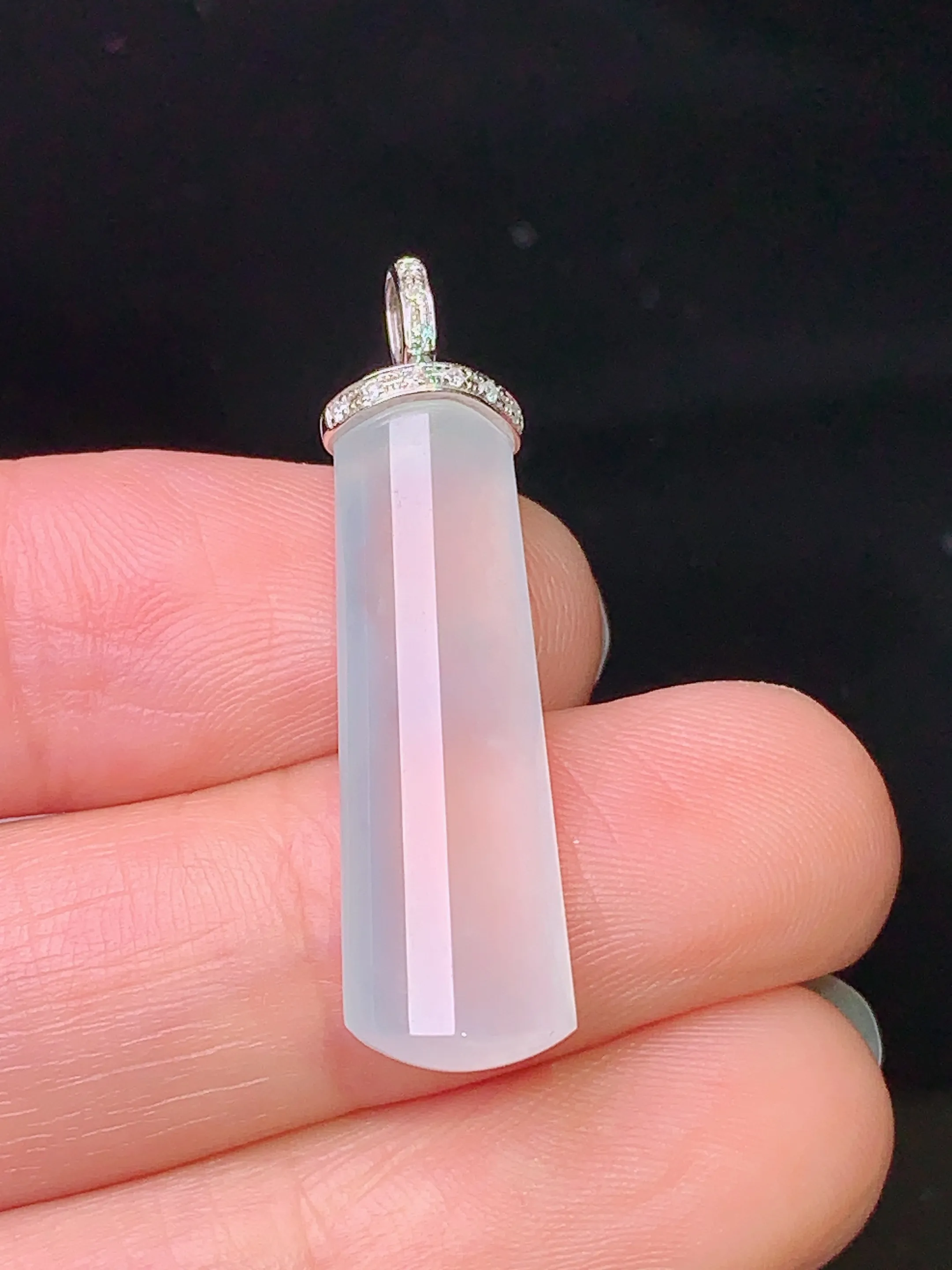 18k金钻镶嵌冰种玉柱吊坠 玉质细腻 水润亮眼  整体尺寸33*8.6*4.7