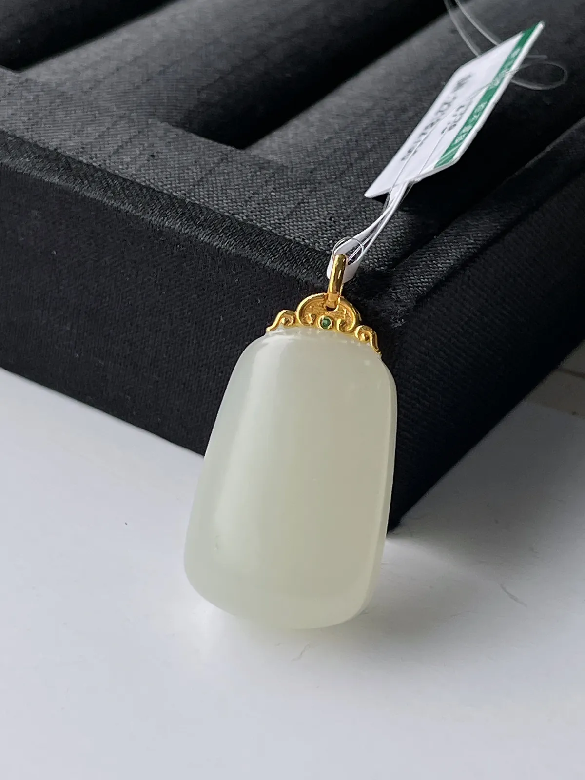 18K豪镶和田玉白玉无事牌吊坠