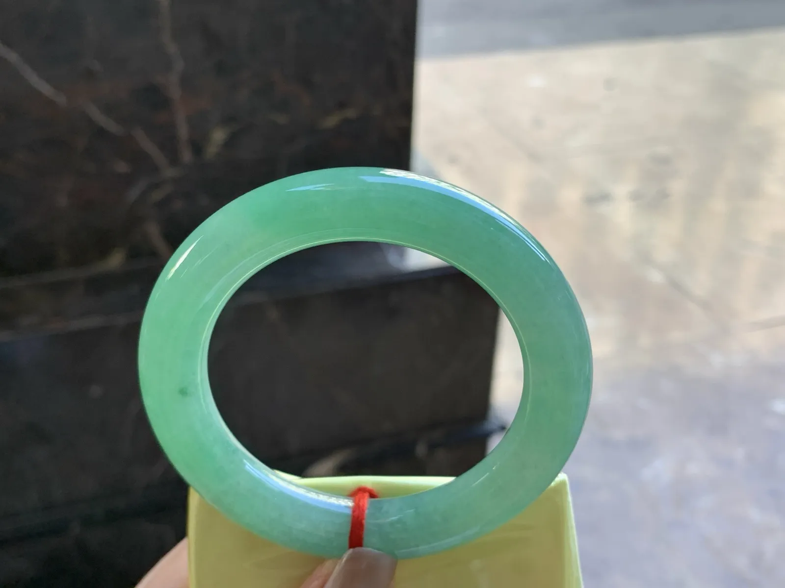 55.5-11.8

阳绿色圆条手镯^_^色阳 玉质温润