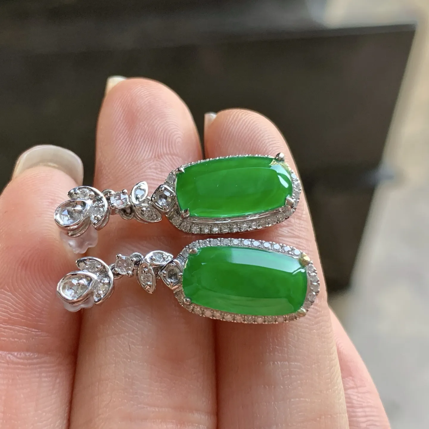 金钻镶嵌辣绿色耳坠^_^颜色浓郁 鲜艳