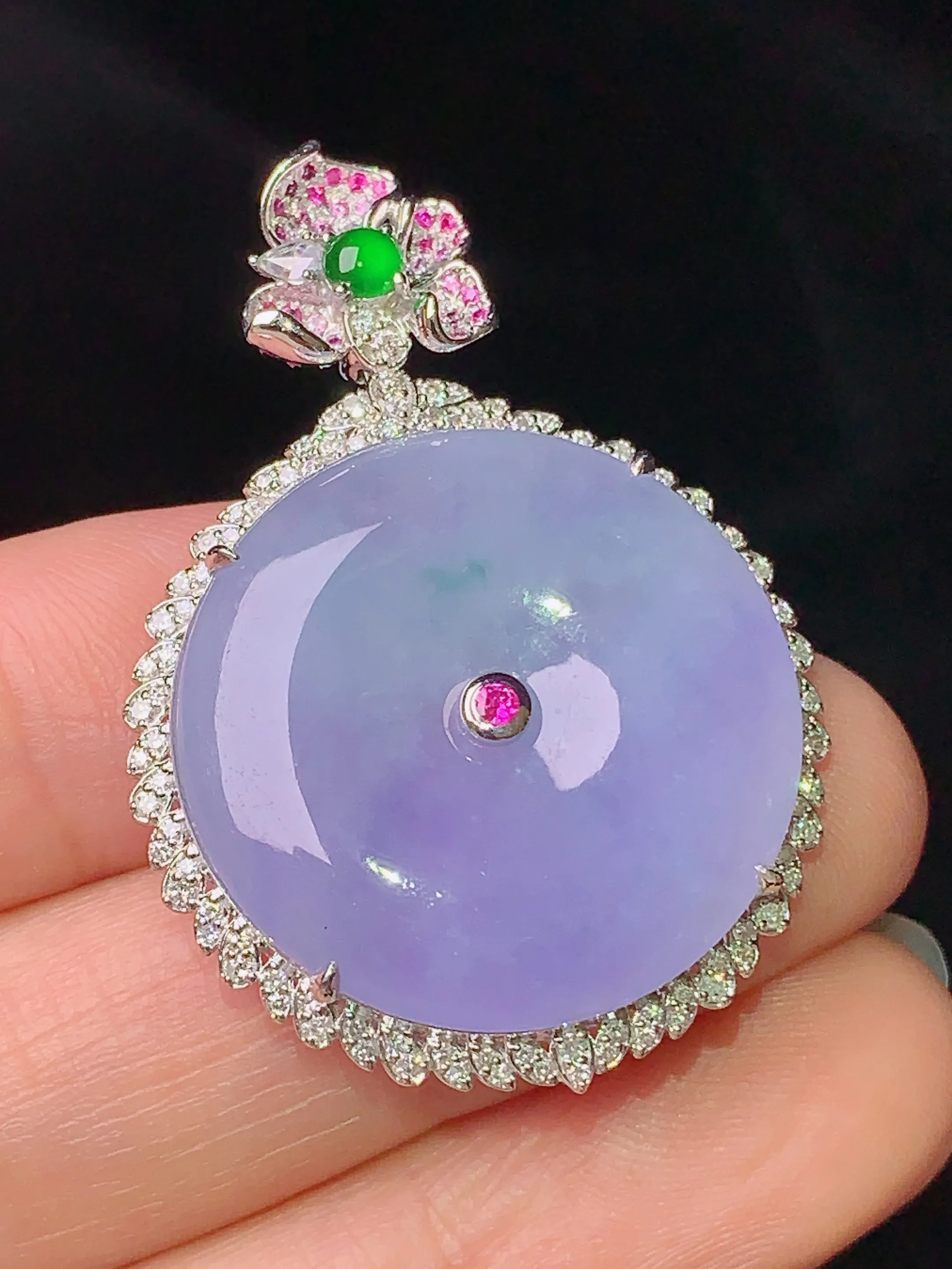 18k金钻镶嵌紫罗兰平安扣吊坠 玉质细腻 水润亮眼  整体尺寸39.2*27.5*7.2