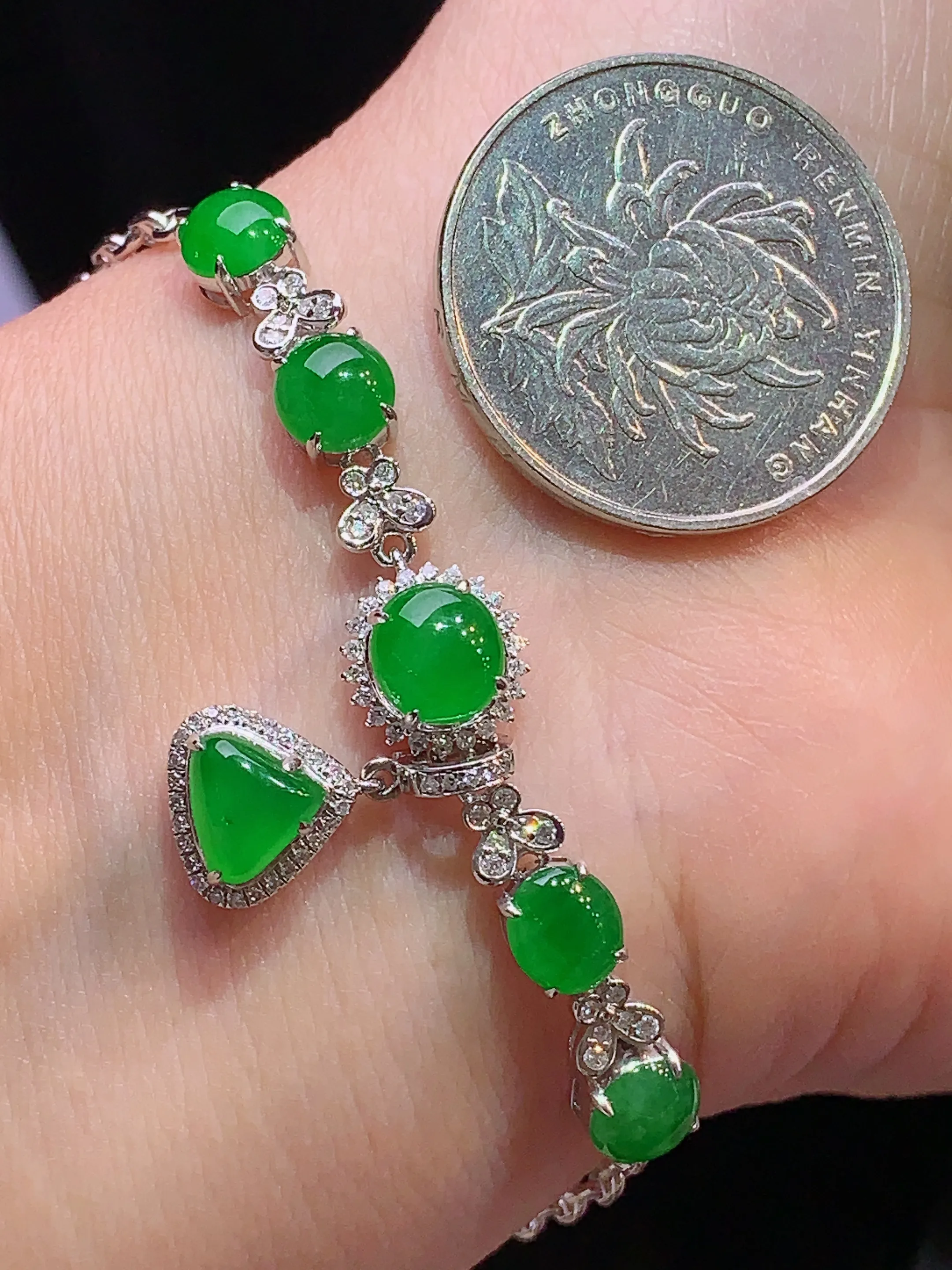 18k金钻镶嵌满绿蛋面吊坠两用款 玉质细腻 水润亮眼 色泽艳丽 整体尺寸55.8*9*5.7