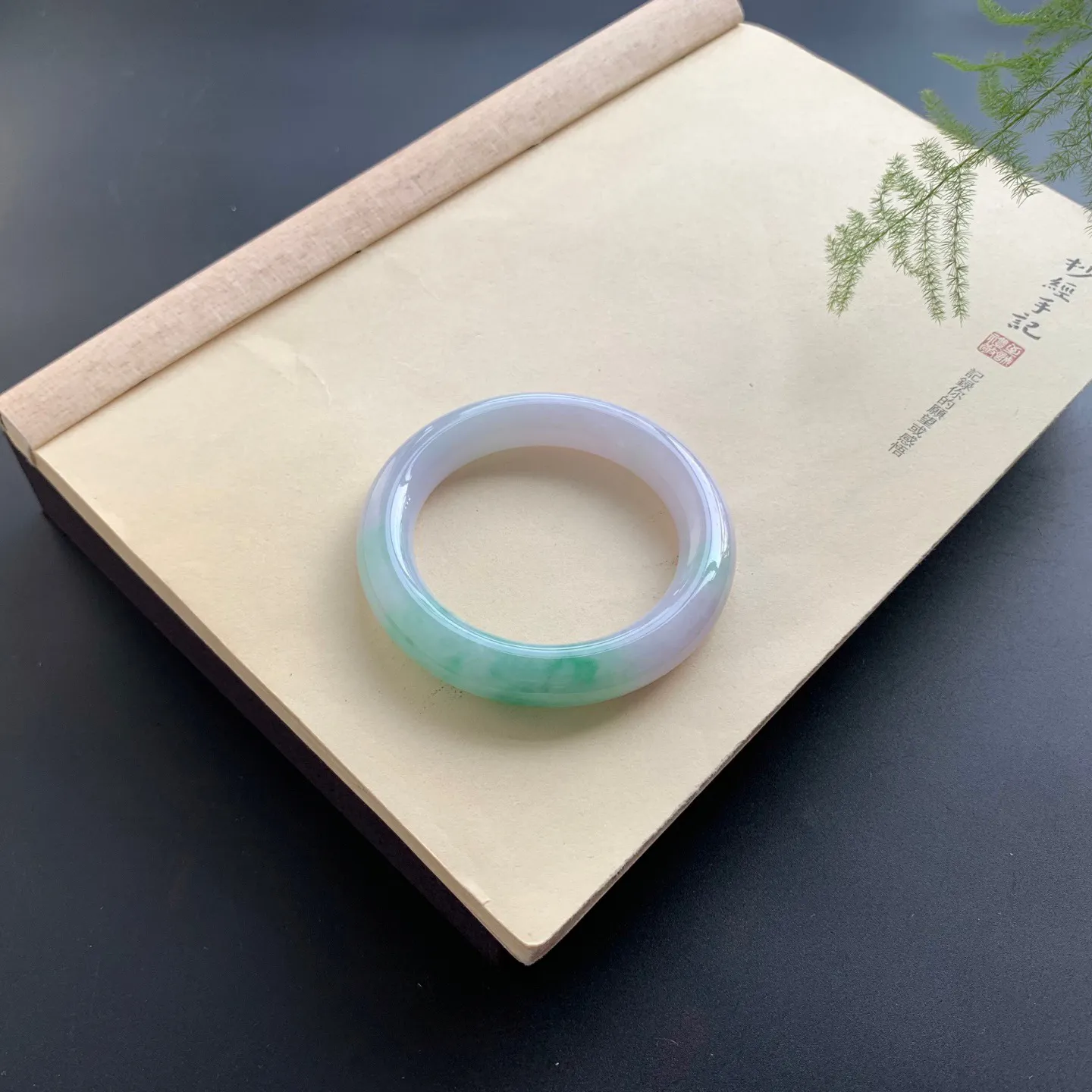 56圈口飘绿圆条手镯 尺寸：56-12-11.6，无纹裂，色泽靓丽，细腻光滑