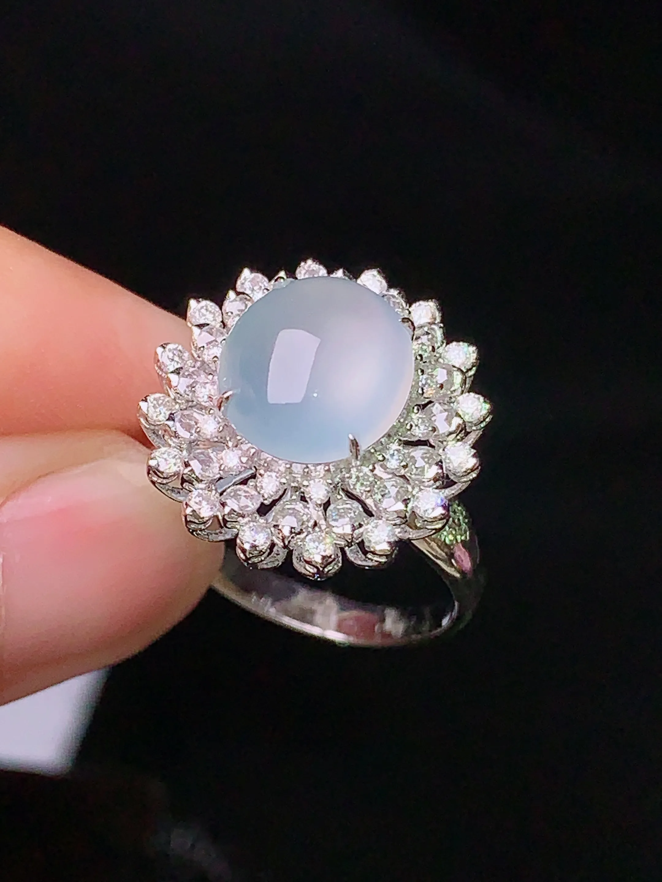 18k金钻镶嵌冰种蛋面戒指 玉质细腻 水润亮眼  圈口13 整体尺寸17.3*11.7