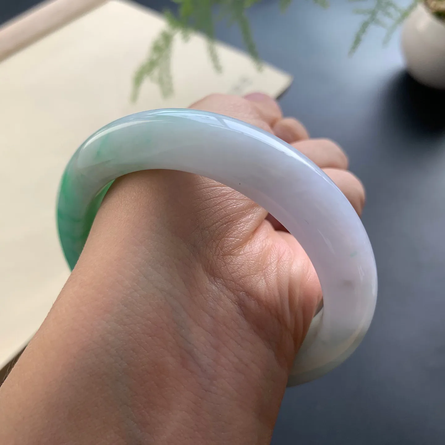 55.5圈口飘绿正圈手镯 尺寸：55.5-13-9.3，无纹裂，细腻光滑，色辣靓丽