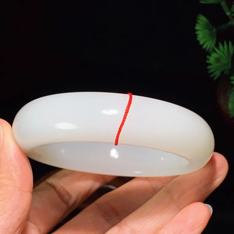 54.5圈口 新疆和田玉白玉羊脂白手镯   羊脂白玉宽版手镯。圈口54.5条宽16厚10重82.2克，白度一级。无裂无杂无结构 玉质细腻油润 底色纯净 脂粉好。结构好。品质好！lt251027