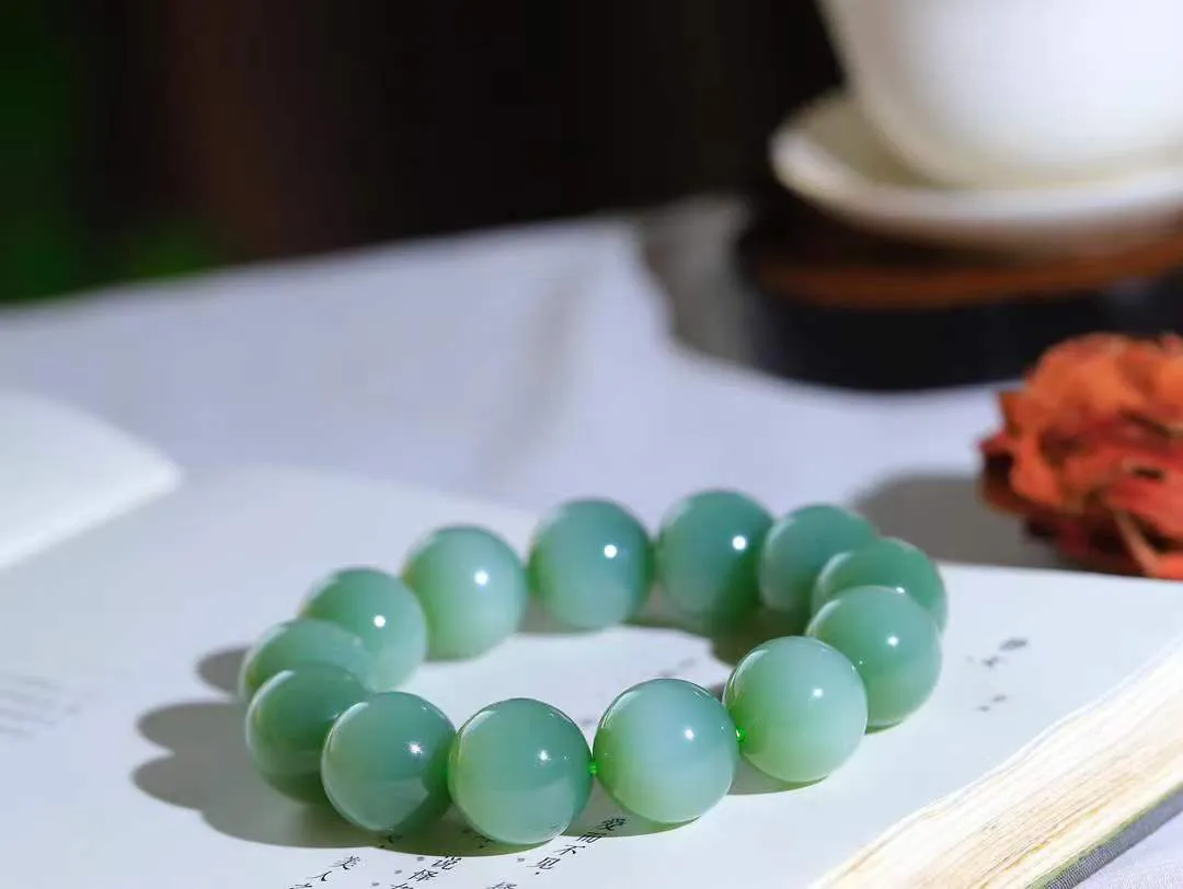 【珠圆玉润.手串】

典藏级臻品️和田玉碧玉猫眼珠圆玉润手串 玉质温润细腻  整串打磨圆润，佩戴舒适。珠珠落玉盘，间关莺语花底滑，一生美好时光，无论身在何处，都有它相伴相守。事事顺遂，幸福美满，吉祥如意。重108.6克 尺寸取一17.4mm  FDT-161042813