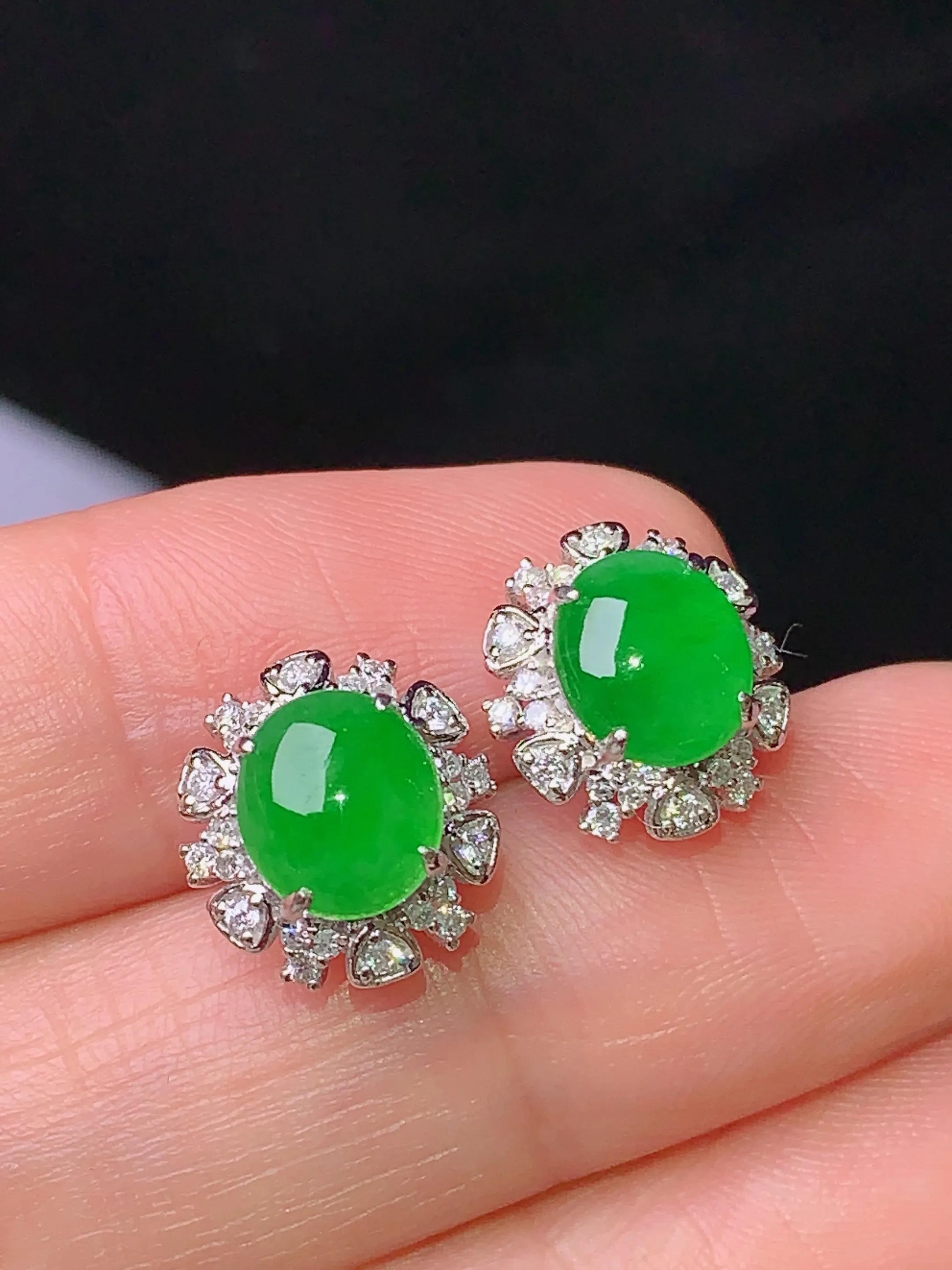 18k金钻镶嵌满绿蛋面耳钉 玉质细腻 水润亮眼 色泽艳丽 整体尺寸11.3*10.6*6.8