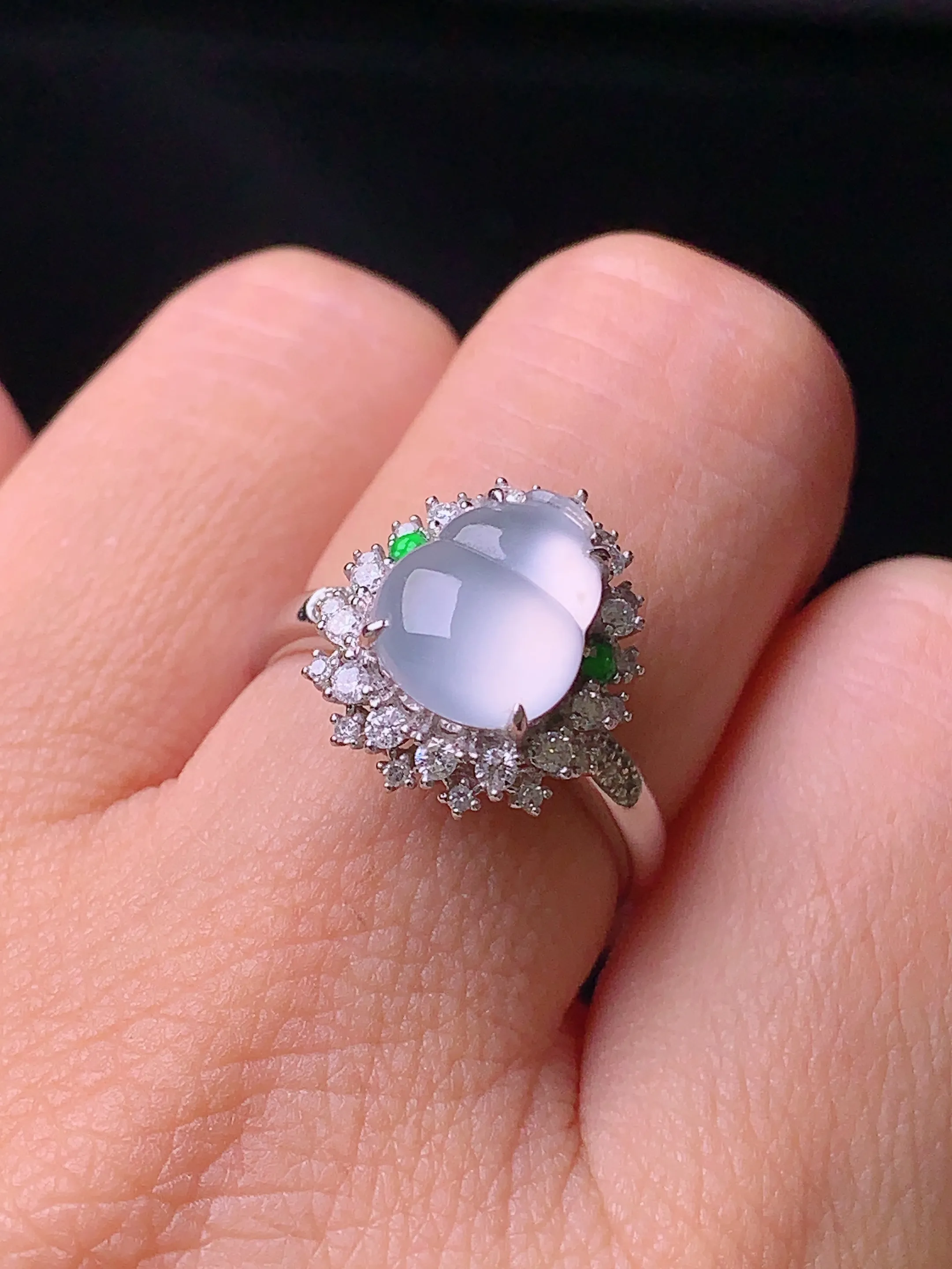 18k金钻镶嵌冰种葫芦戒指 玉质细腻 水润亮眼  圈口14.5 整体尺寸14.5*12.5*9.8