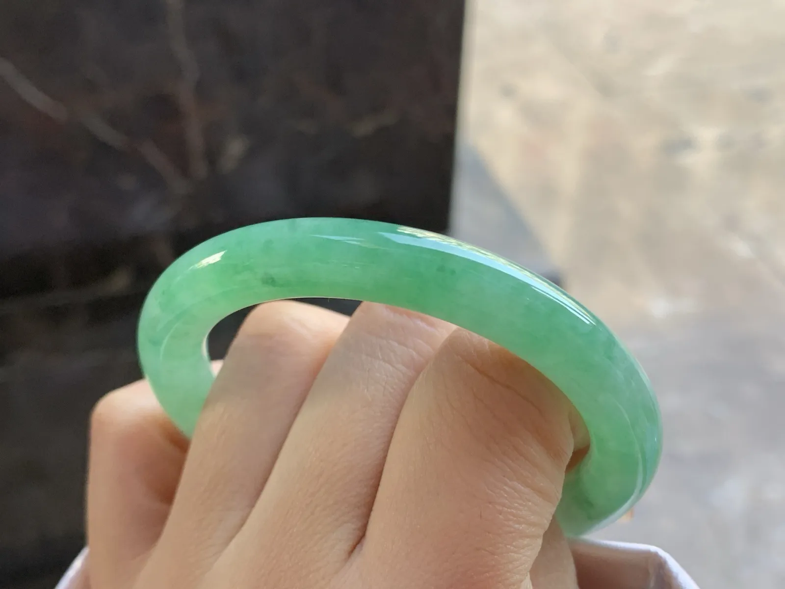 51.5-8.8

阳绿色圆条手镯^_^色阳 玉质温润