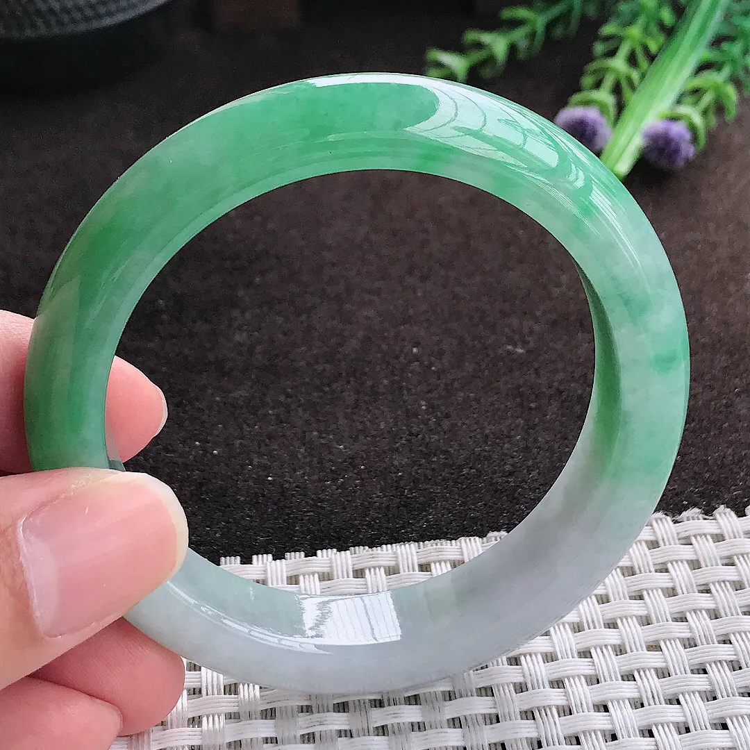 自然光54/12.4/8.7老坑精美冰润飘绿手镯宽边翡翠玉镯手环