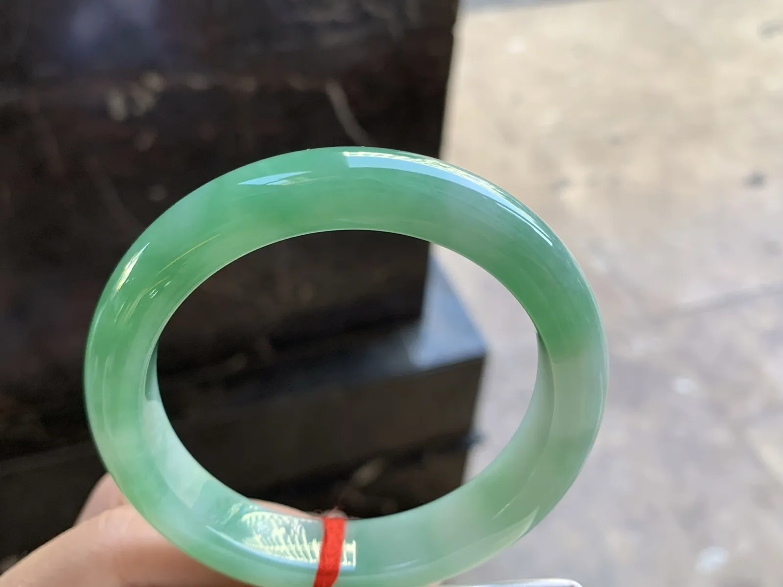 56.5-12.5-8.8

阳绿色手镯^_^玉质温润 色阳细腻