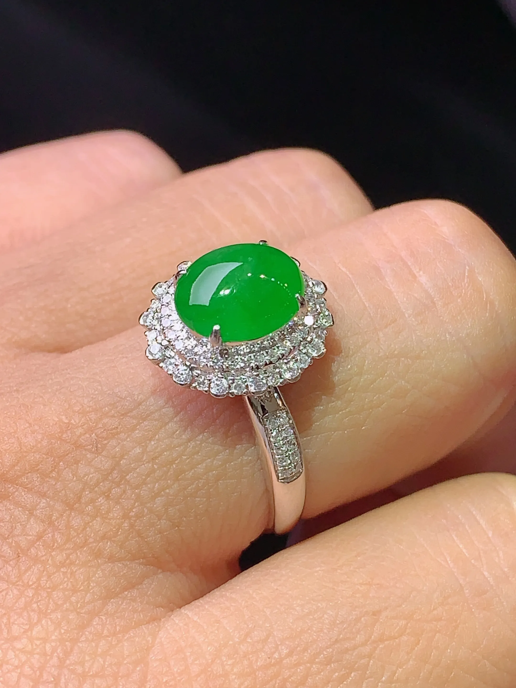 18k金钻镶嵌满绿蛋面戒指 玉质细腻 水润亮眼 色泽艳丽 圈口14.5 整体尺寸14*12.3*10