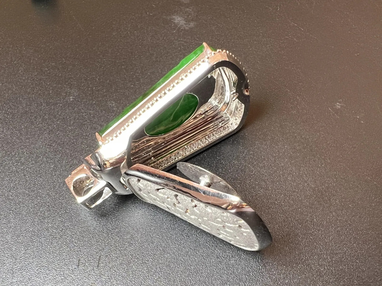 满绿山水牌整体尺寸37.6*22.9*9.2 祼石尺寸28.2*19.8*1.8