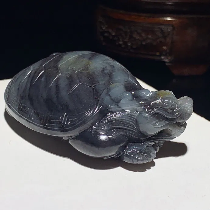 新疆和田玉籽料青花富贵长寿龙龟挂件。尺寸83/45/30重170.5克 无裂无杂 玉质细腻油润 底色纯净 脂粉好，品质好。lt251025