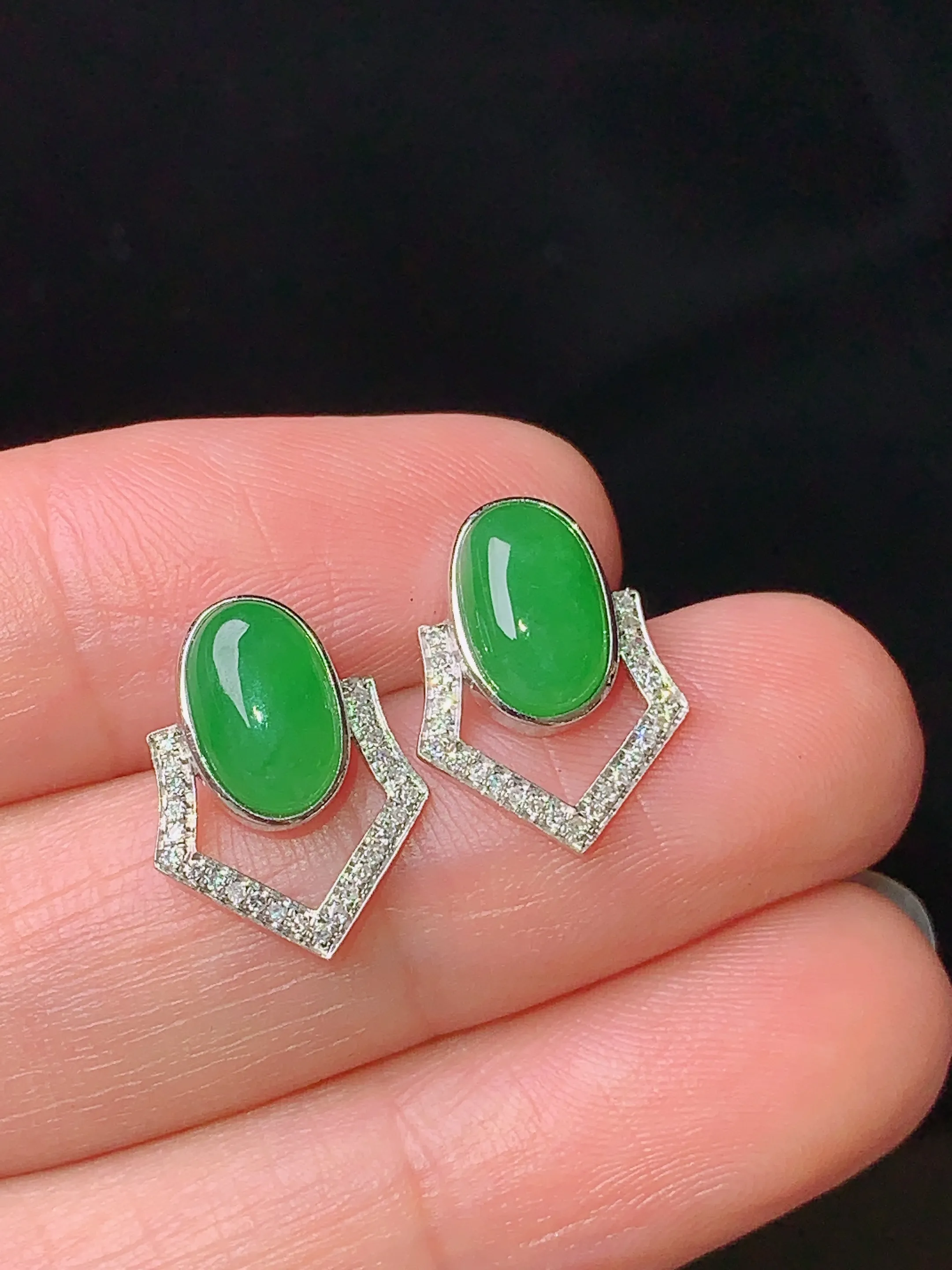 18k金钻镶嵌满绿蛋面耳钉 玉质细腻 水润亮眼 色泽艳丽 整体尺寸14.5*10.8*4.3