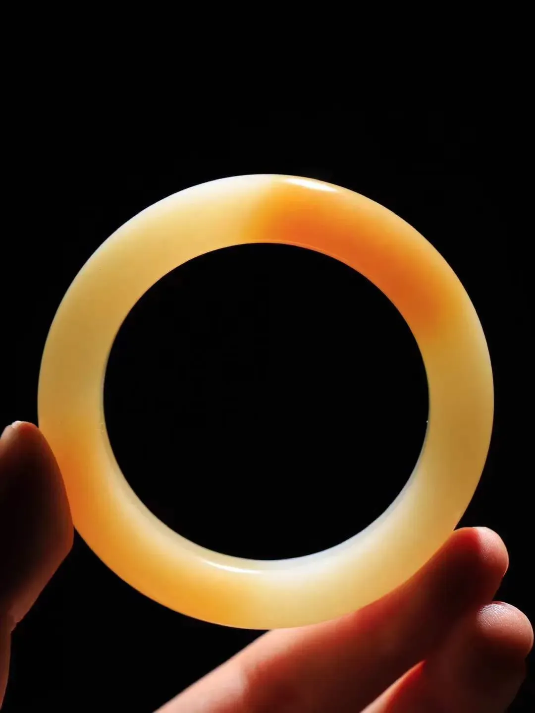 【腕间柔情.手镯】   

收藏级️和田玉糖白玉手镯 玉质温润细腻 油性十足 古朴秀雅 轻抚岁月的栏杆软香温玉，腕间玉镯轻轻晃动，令人情动心间，撷一缕月末的芬芳，把心思铺陈，时光静美，惟有你最温柔。重61.8克   尺寸51.5-12.7-10.2mm  461042800T